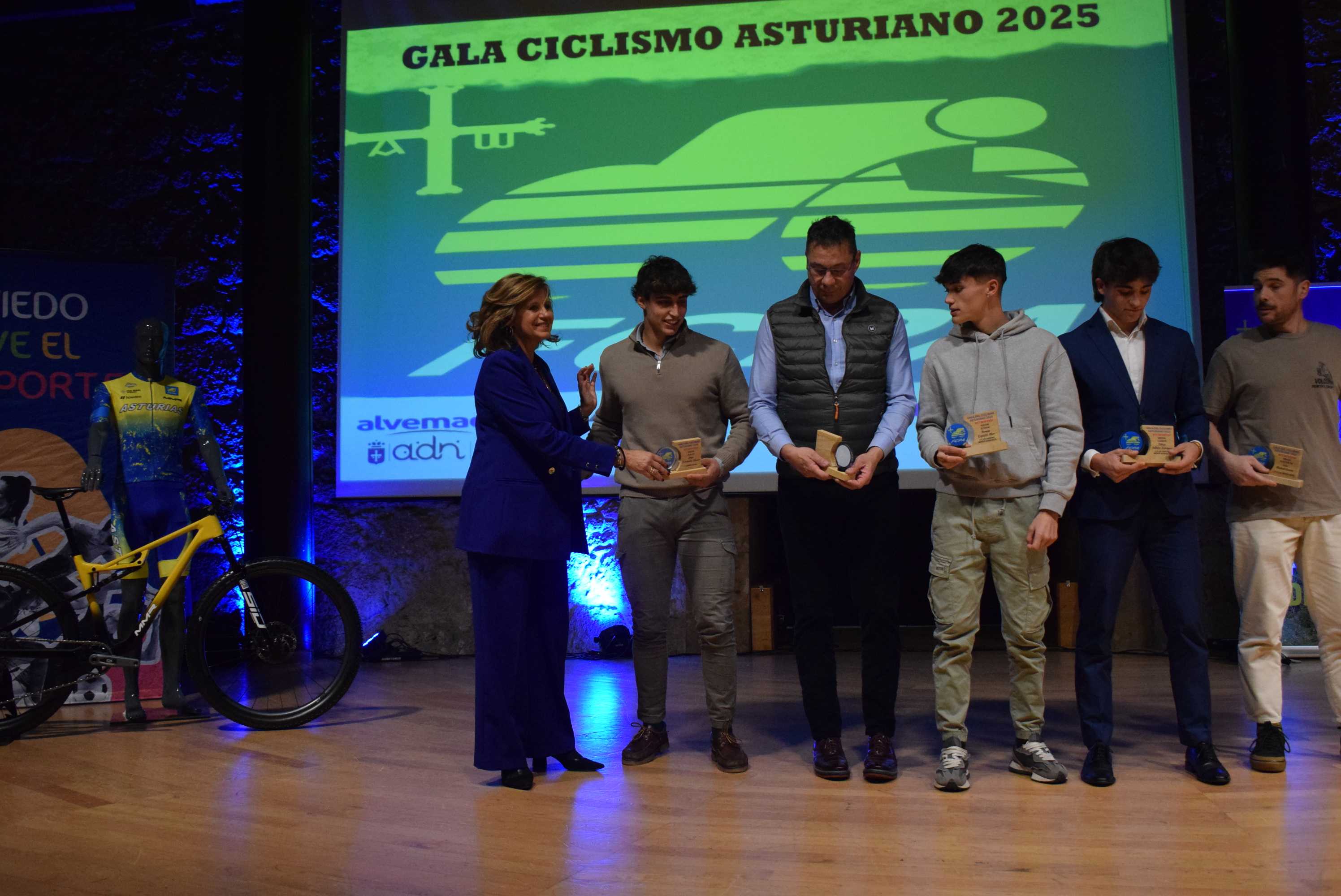 La Gala del Ciclismo Asturiano Premia la Diversidad y el Relevo Generacional en una Noche de Emociones