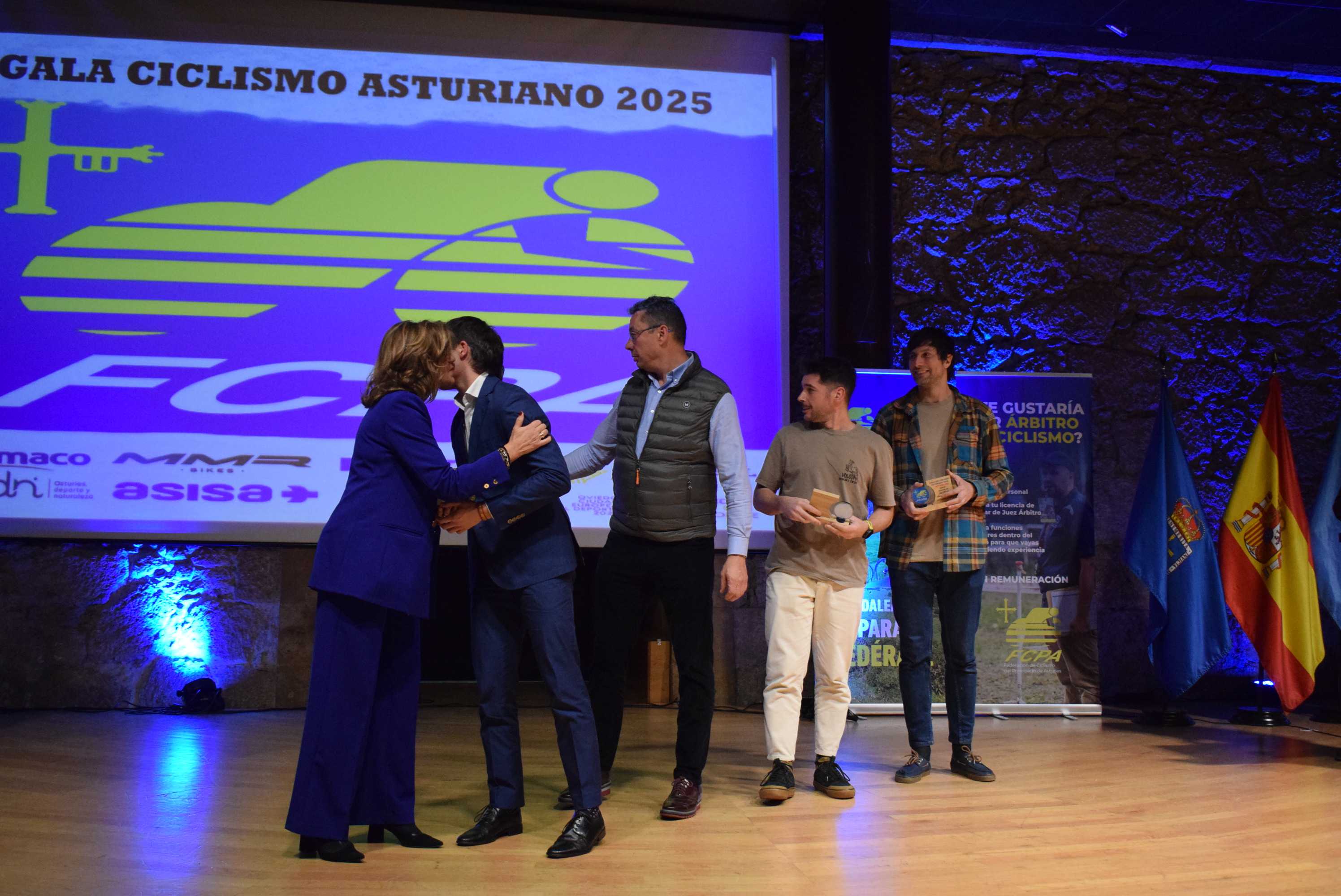La Gala del Ciclismo Asturiano Premia la Diversidad y el Relevo Generacional en una Noche de Emociones
