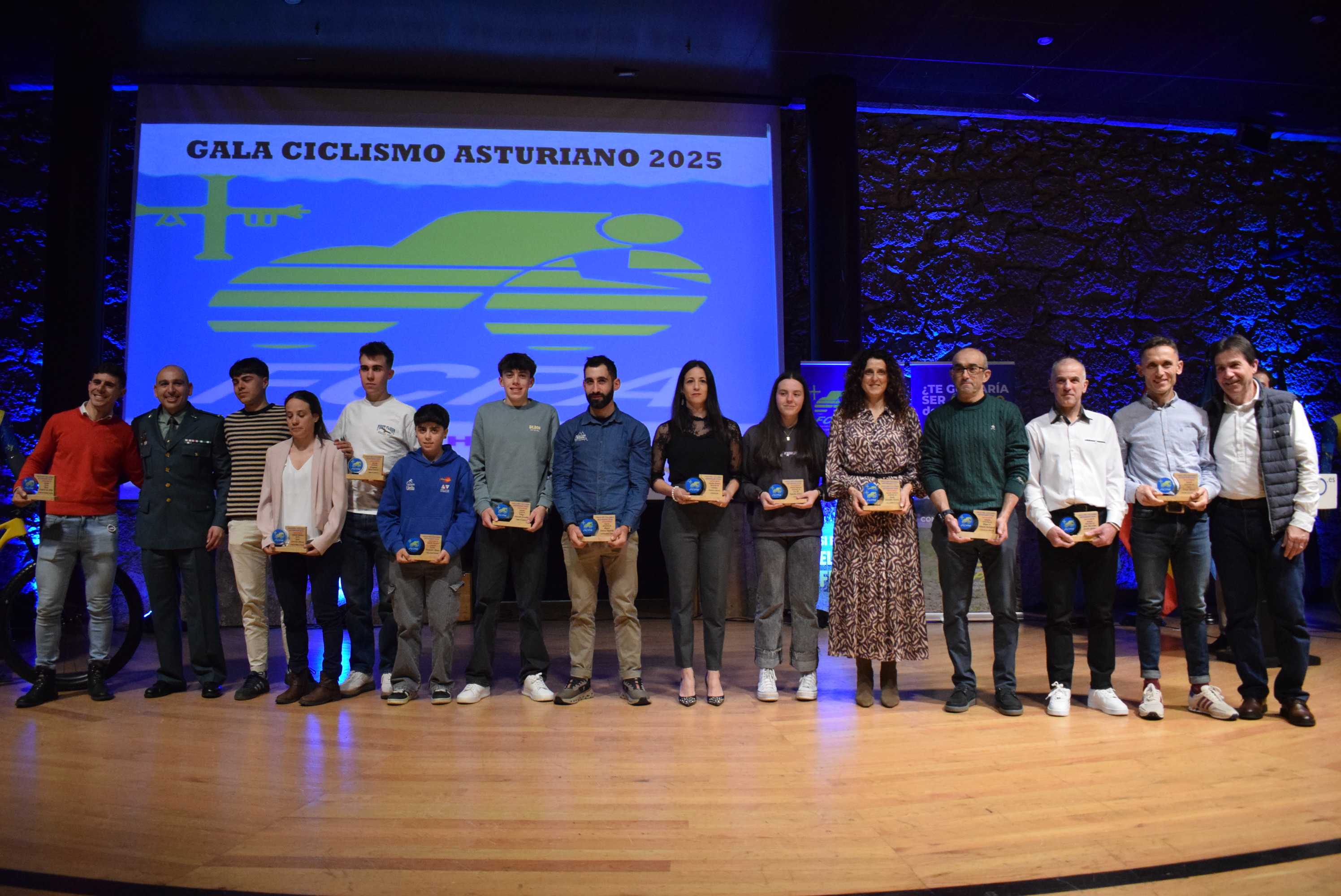 La Gala del Ciclismo Asturiano Premia la Diversidad y el Relevo Generacional en una Noche de Emociones
