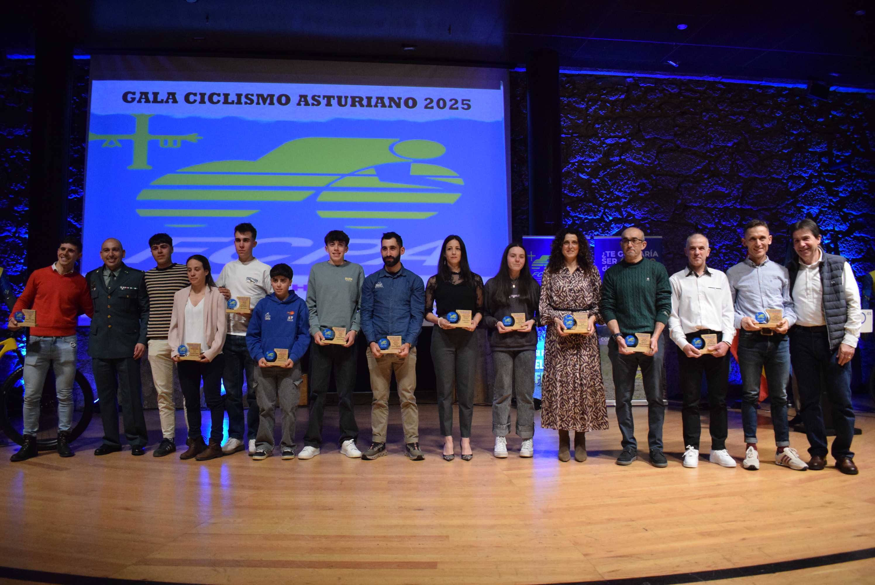 La Gala del Ciclismo Asturiano Premia la Diversidad y el Relevo Generacional en una Noche de Emociones