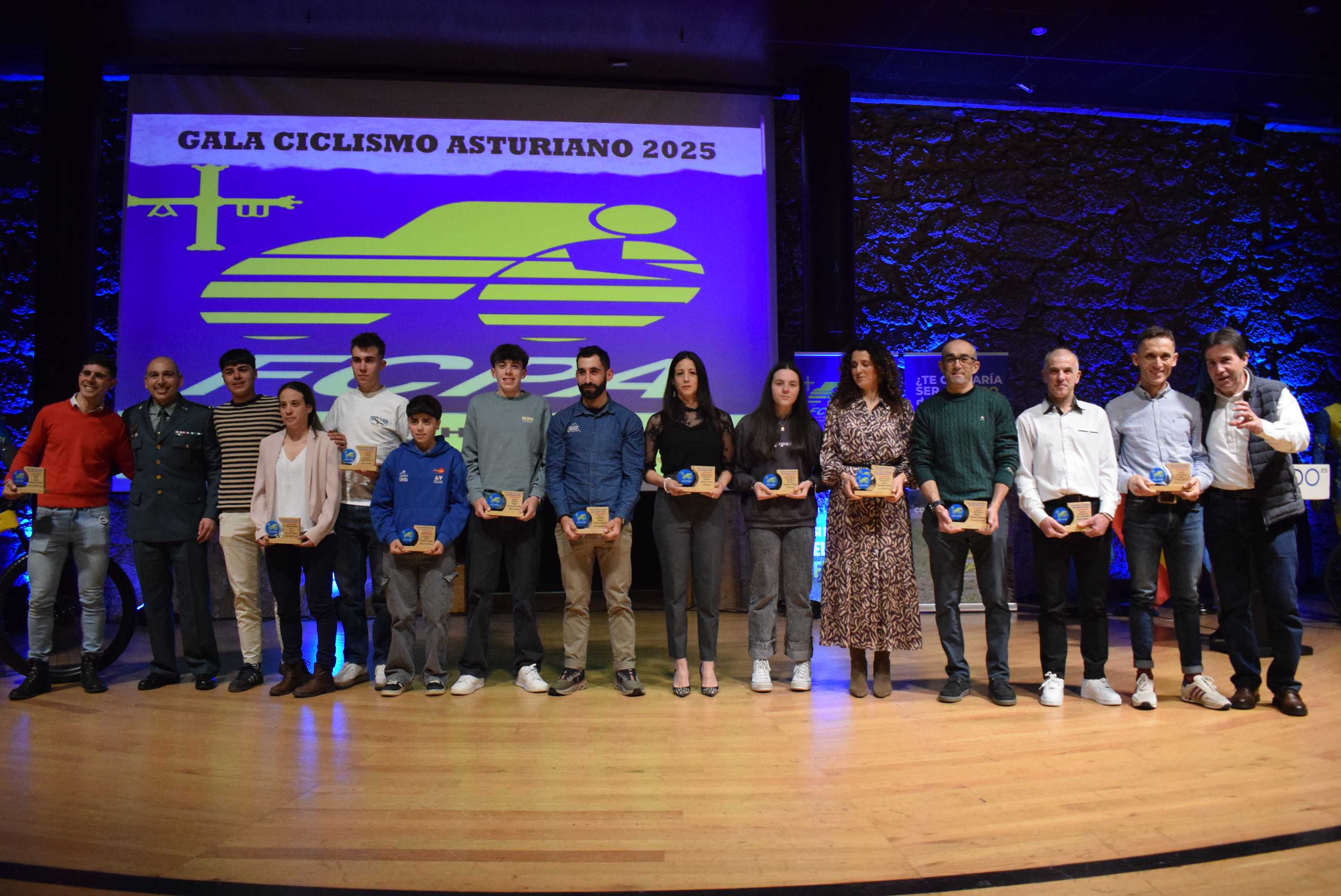 La Gala del Ciclismo Asturiano Premia la Diversidad y el Relevo Generacional en una Noche de Emociones