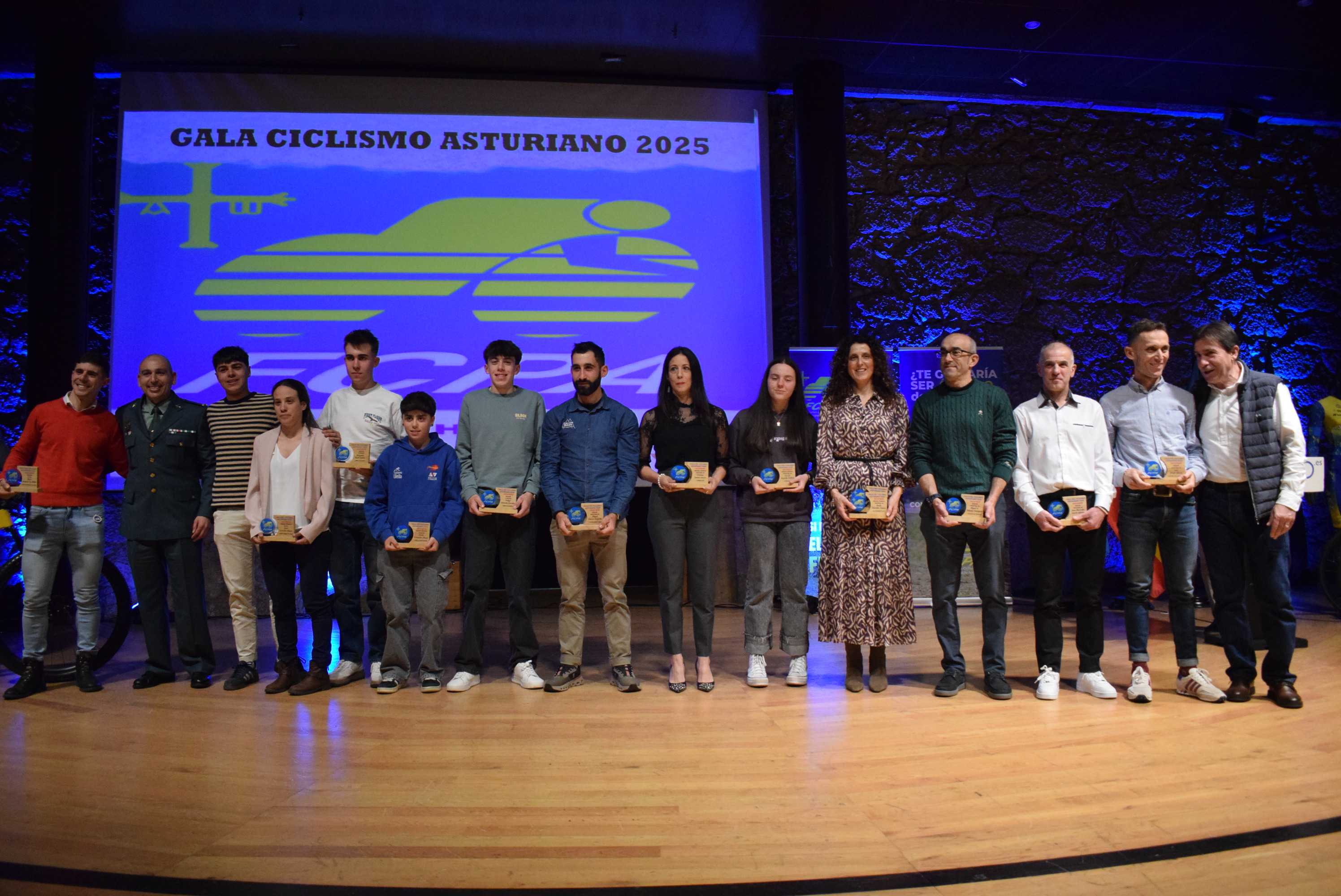 La Gala del Ciclismo Asturiano Premia la Diversidad y el Relevo Generacional en una Noche de Emociones