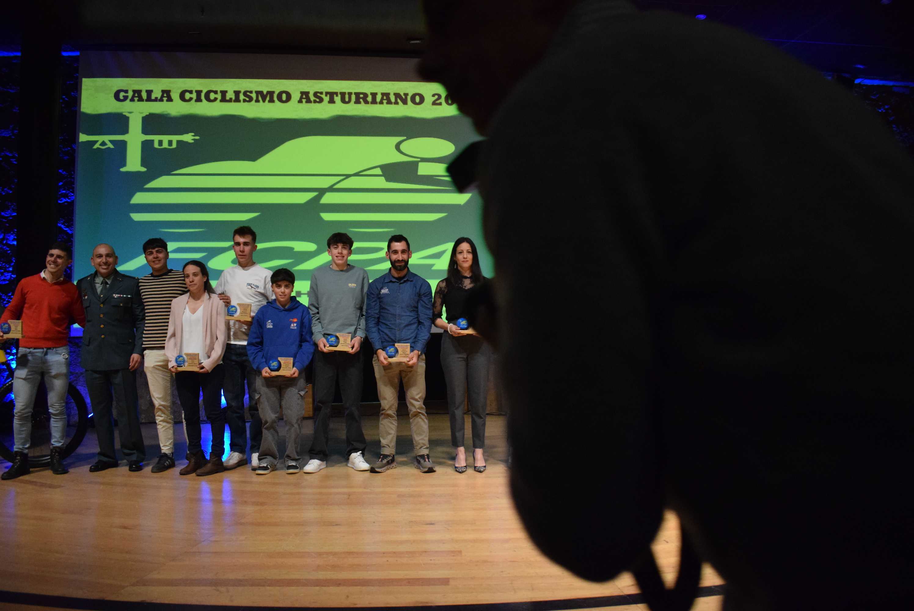 La Gala del Ciclismo Asturiano Premia la Diversidad y el Relevo Generacional en una Noche de Emociones