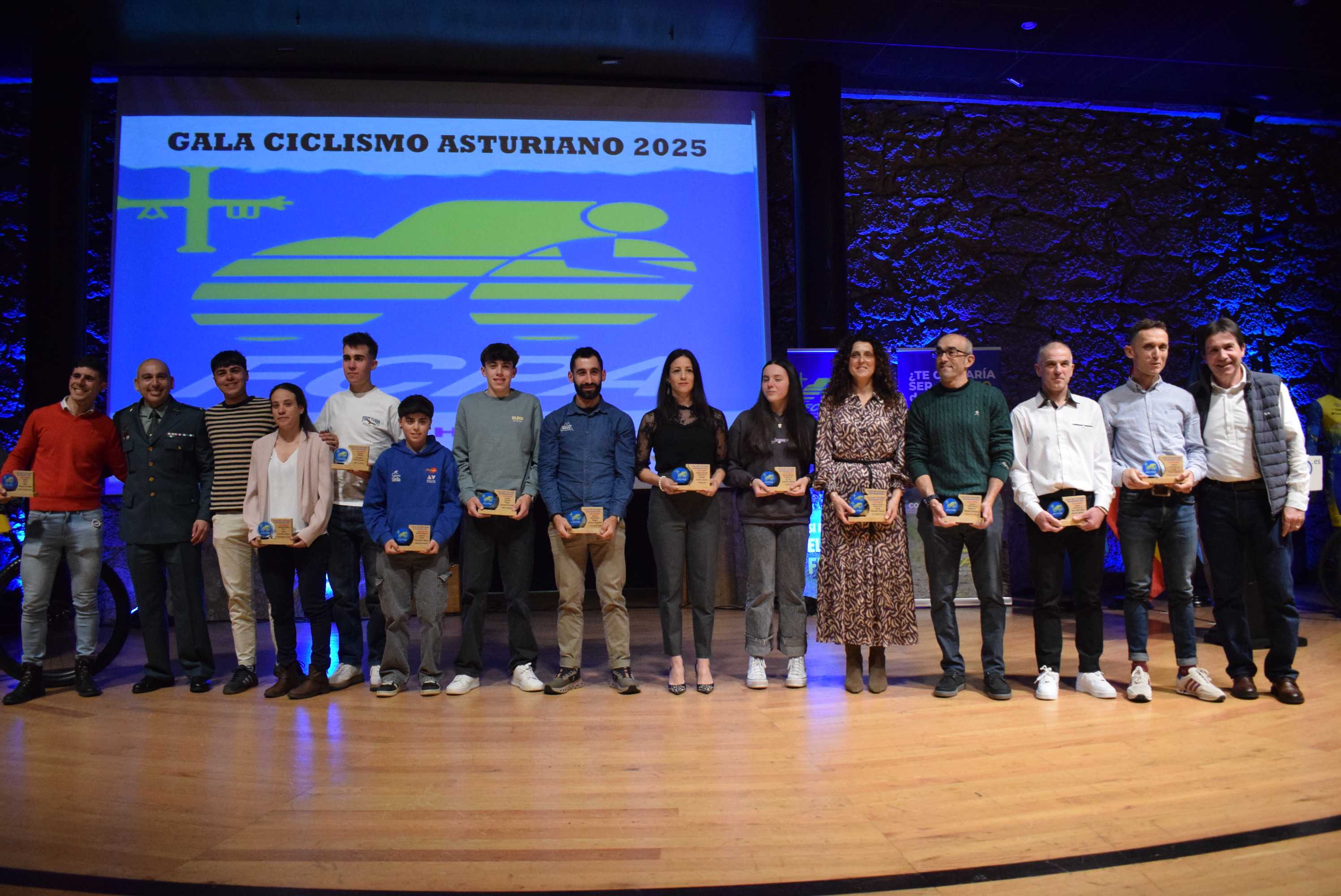La Gala del Ciclismo Asturiano Premia la Diversidad y el Relevo Generacional en una Noche de Emociones