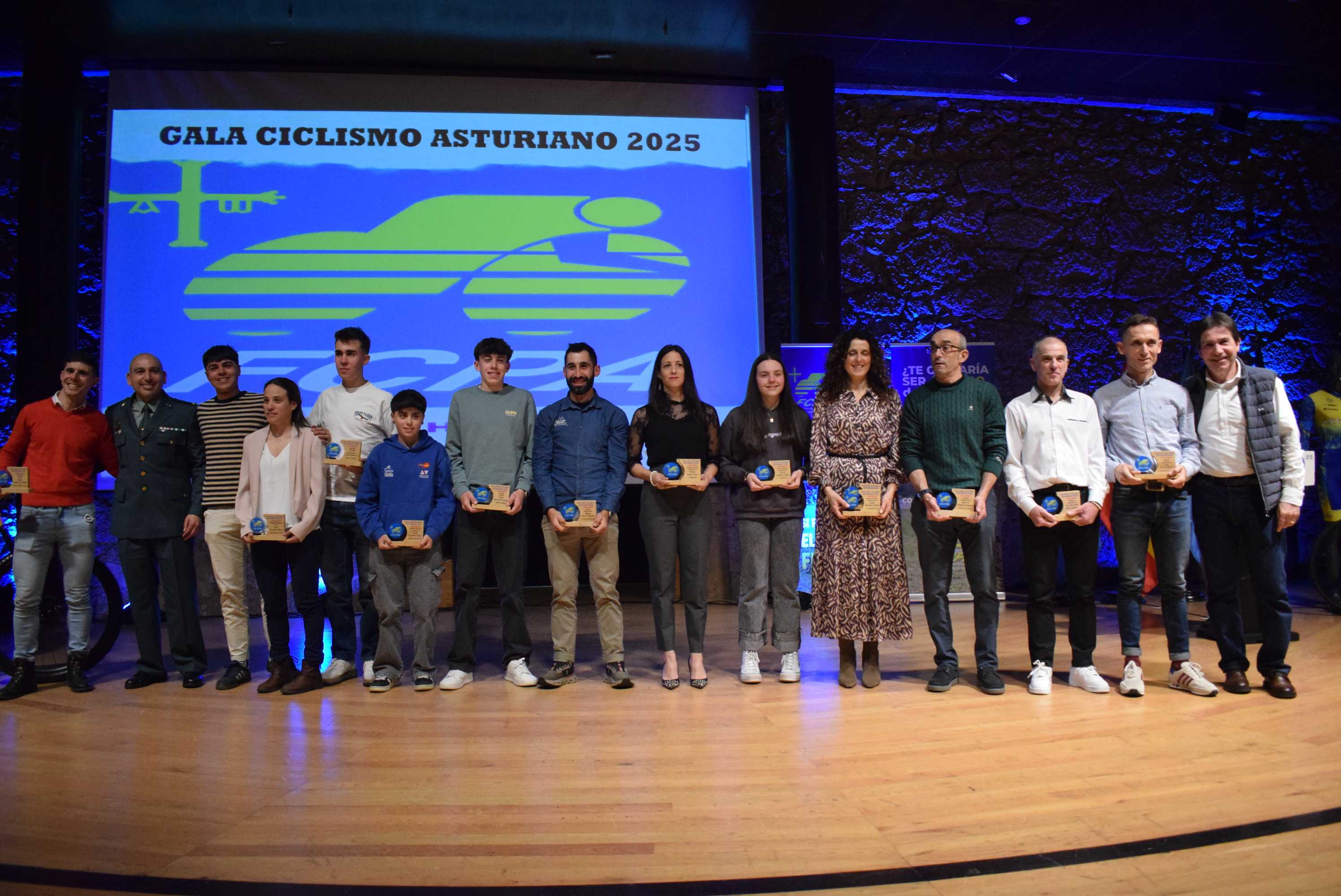 La Gala del Ciclismo Asturiano Premia la Diversidad y el Relevo Generacional en una Noche de Emociones