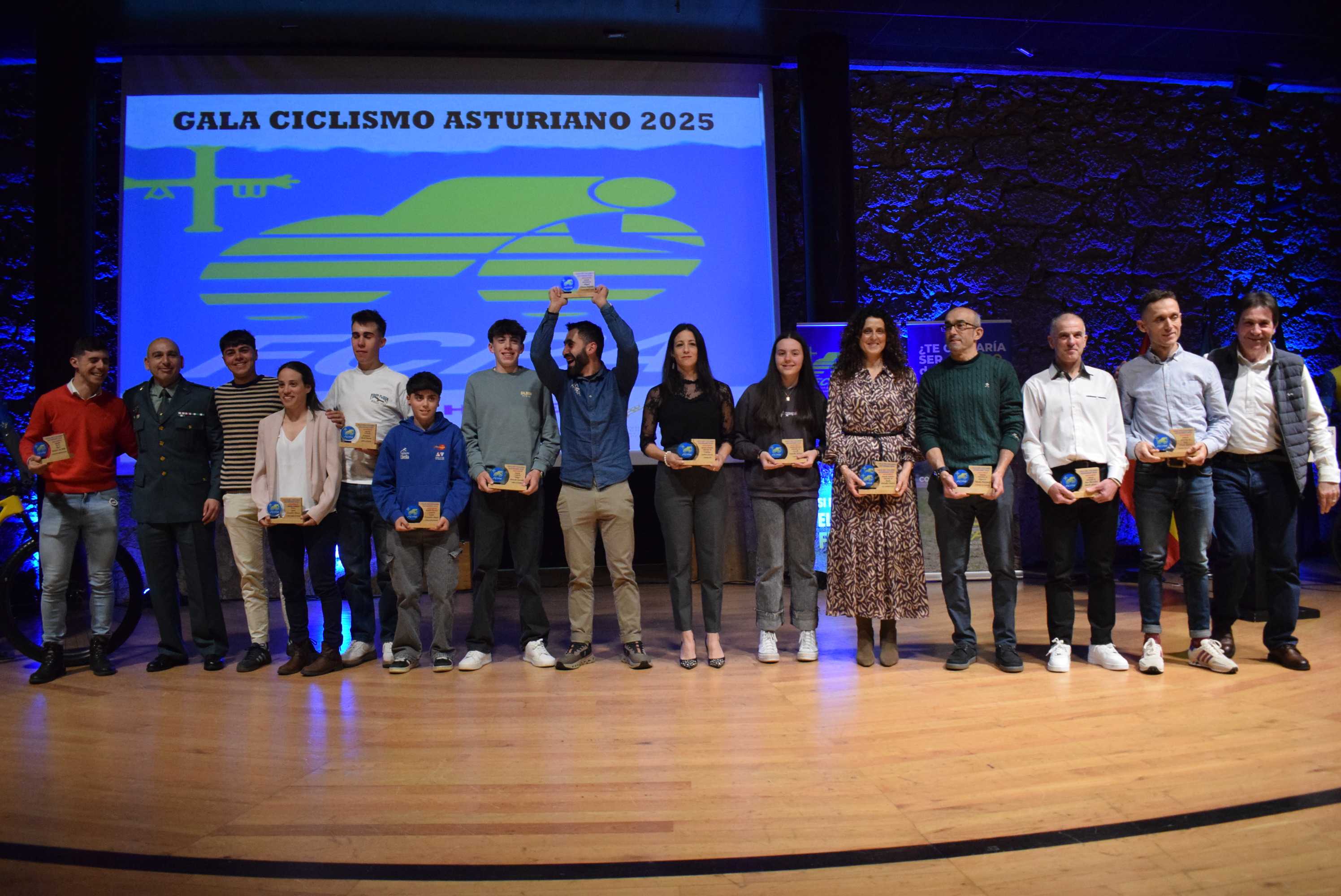 La Gala del Ciclismo Asturiano Premia la Diversidad y el Relevo Generacional en una Noche de Emociones