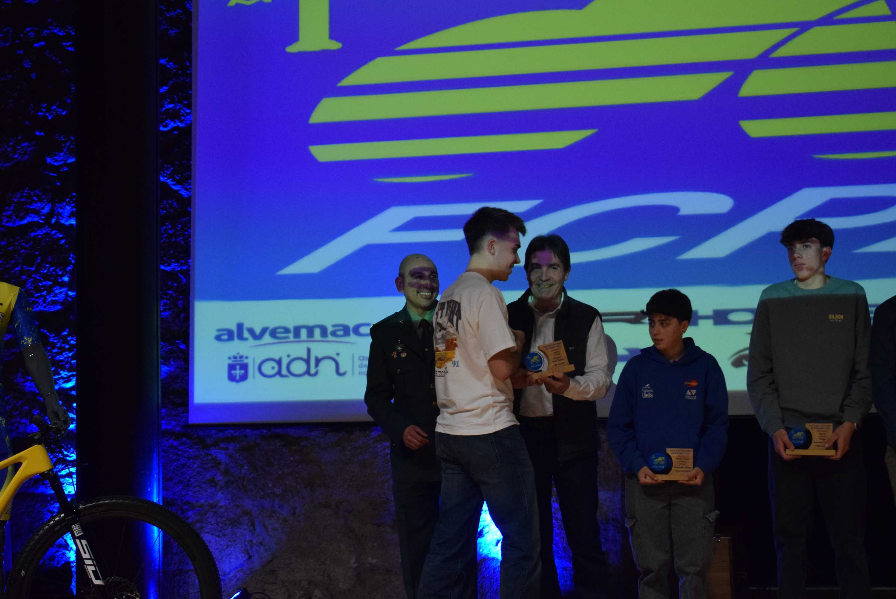La Gala del Ciclismo Asturiano Premia la Diversidad y el Relevo Generacional en una Noche de Emociones