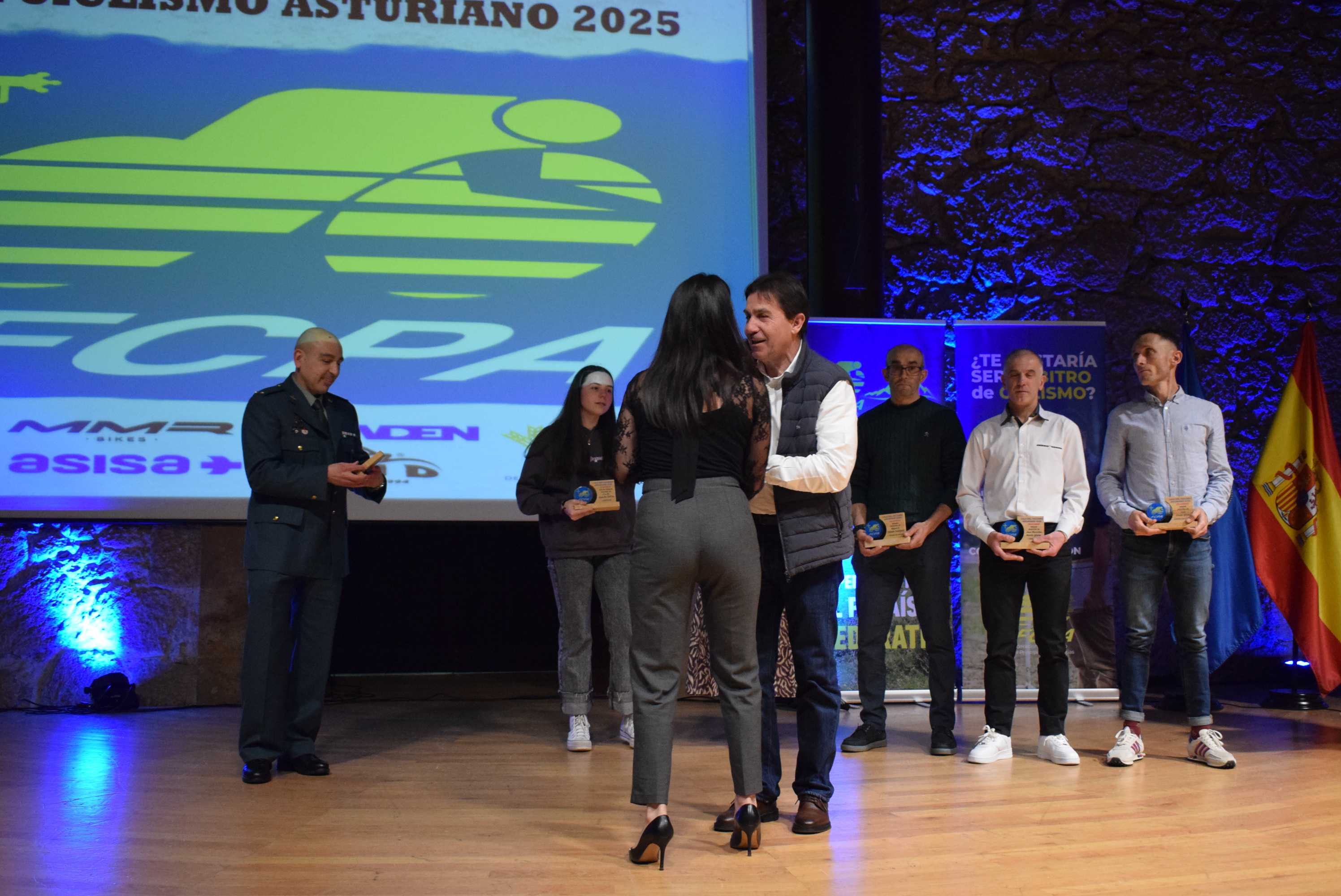 La Gala del Ciclismo Asturiano Premia la Diversidad y el Relevo Generacional en una Noche de Emociones