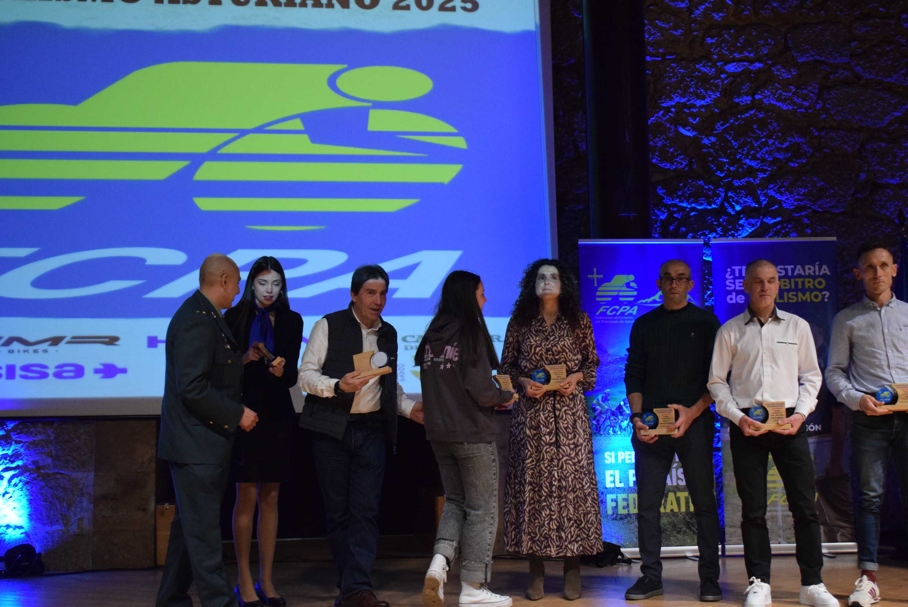 La Gala del Ciclismo Asturiano Premia la Diversidad y el Relevo Generacional en una Noche de Emociones