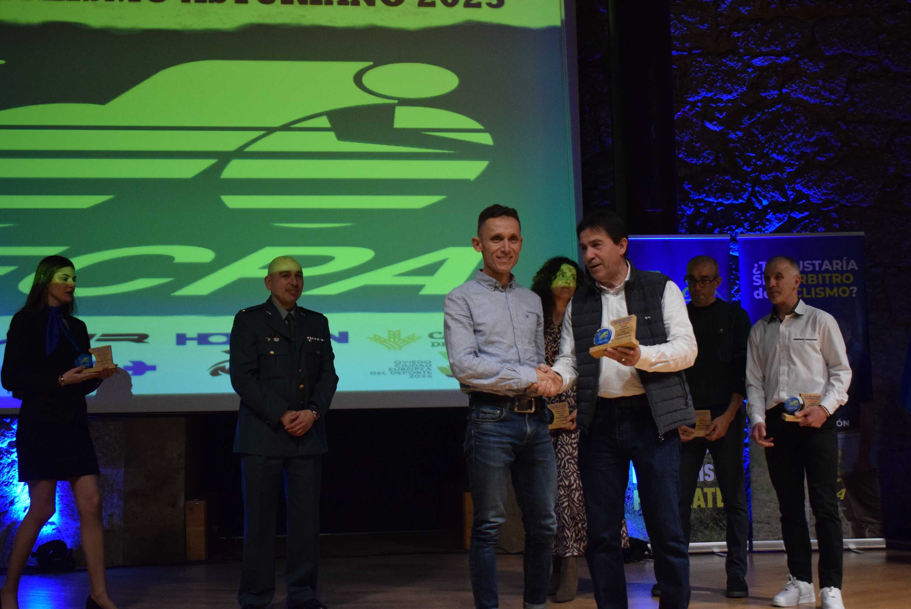 La Gala del Ciclismo Asturiano Premia la Diversidad y el Relevo Generacional en una Noche de Emociones