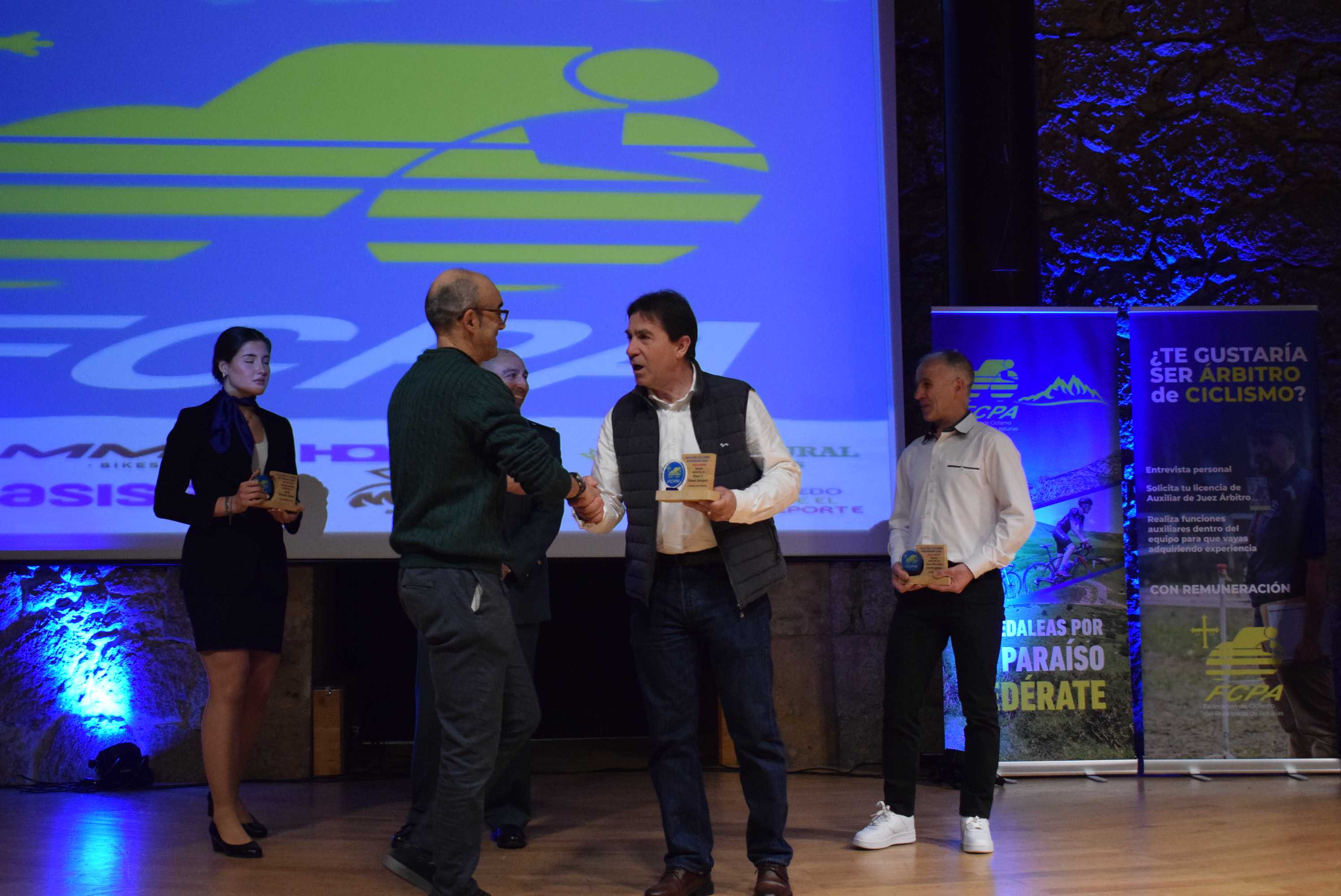 La Gala del Ciclismo Asturiano Premia la Diversidad y el Relevo Generacional en una Noche de Emociones