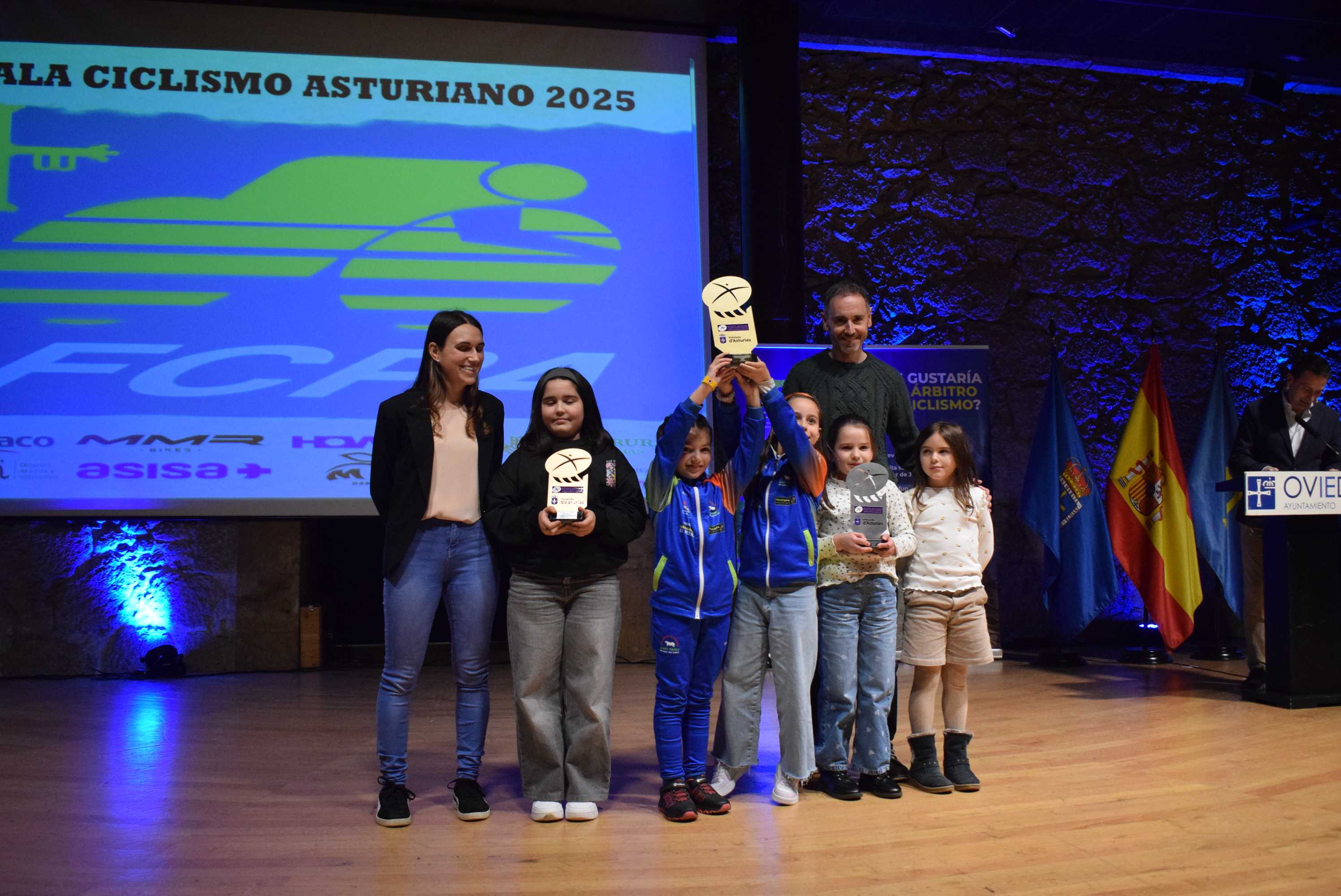 La Gala del Ciclismo Asturiano Premia la Diversidad y el Relevo Generacional en una Noche de Emociones