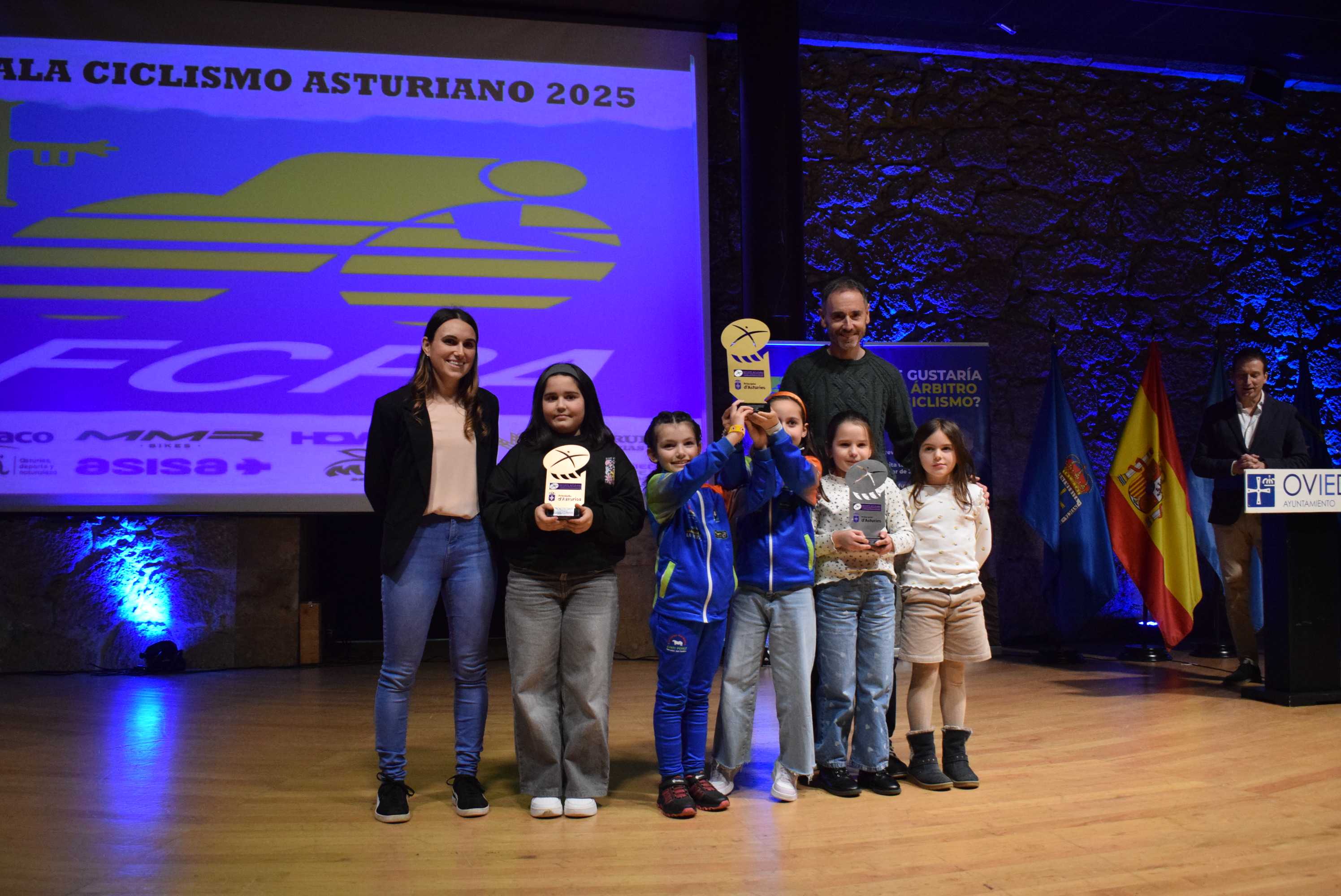 La Gala del Ciclismo Asturiano Premia la Diversidad y el Relevo Generacional en una Noche de Emociones