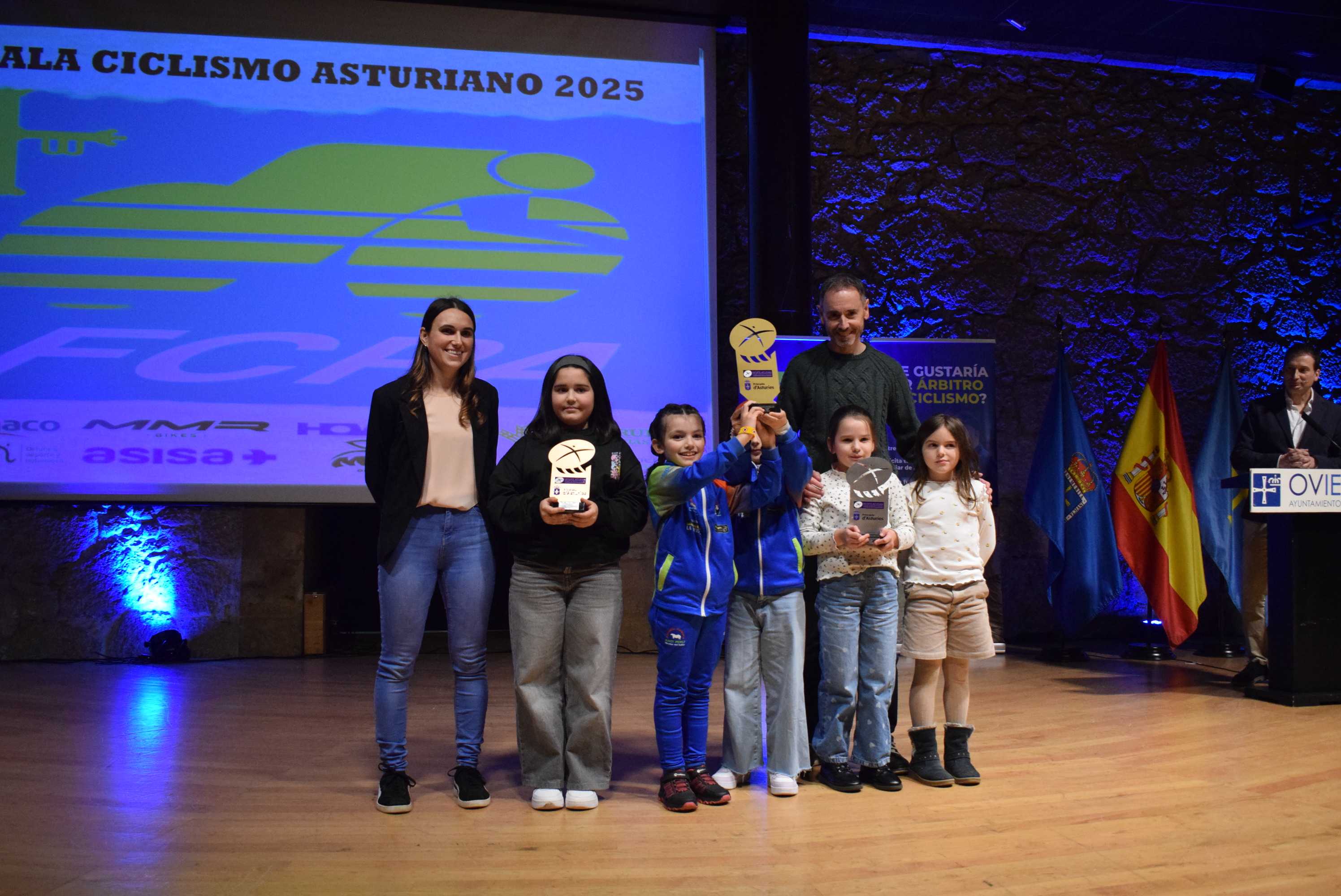 La Gala del Ciclismo Asturiano Premia la Diversidad y el Relevo Generacional en una Noche de Emociones