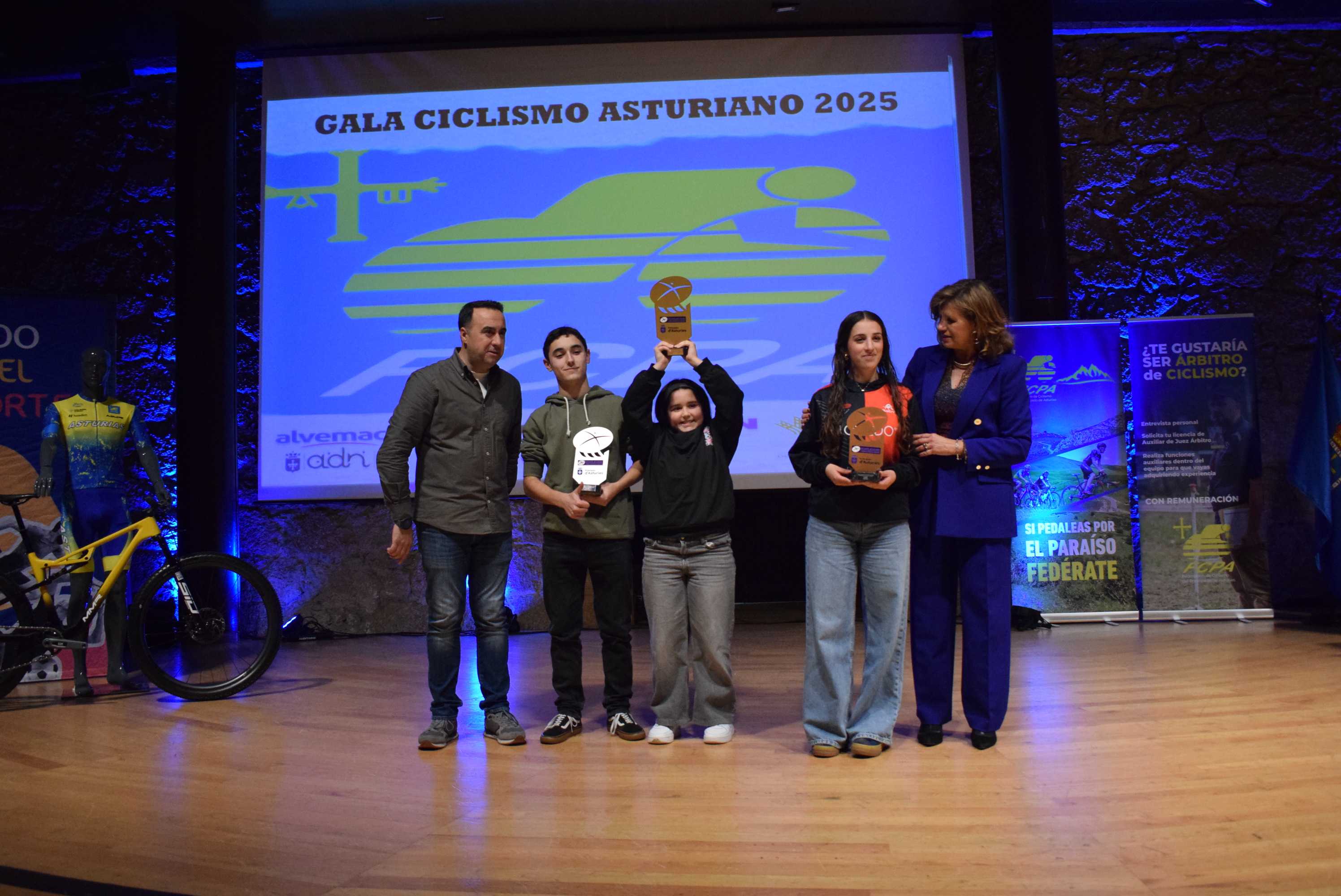 La Gala del Ciclismo Asturiano Premia la Diversidad y el Relevo Generacional en una Noche de Emociones