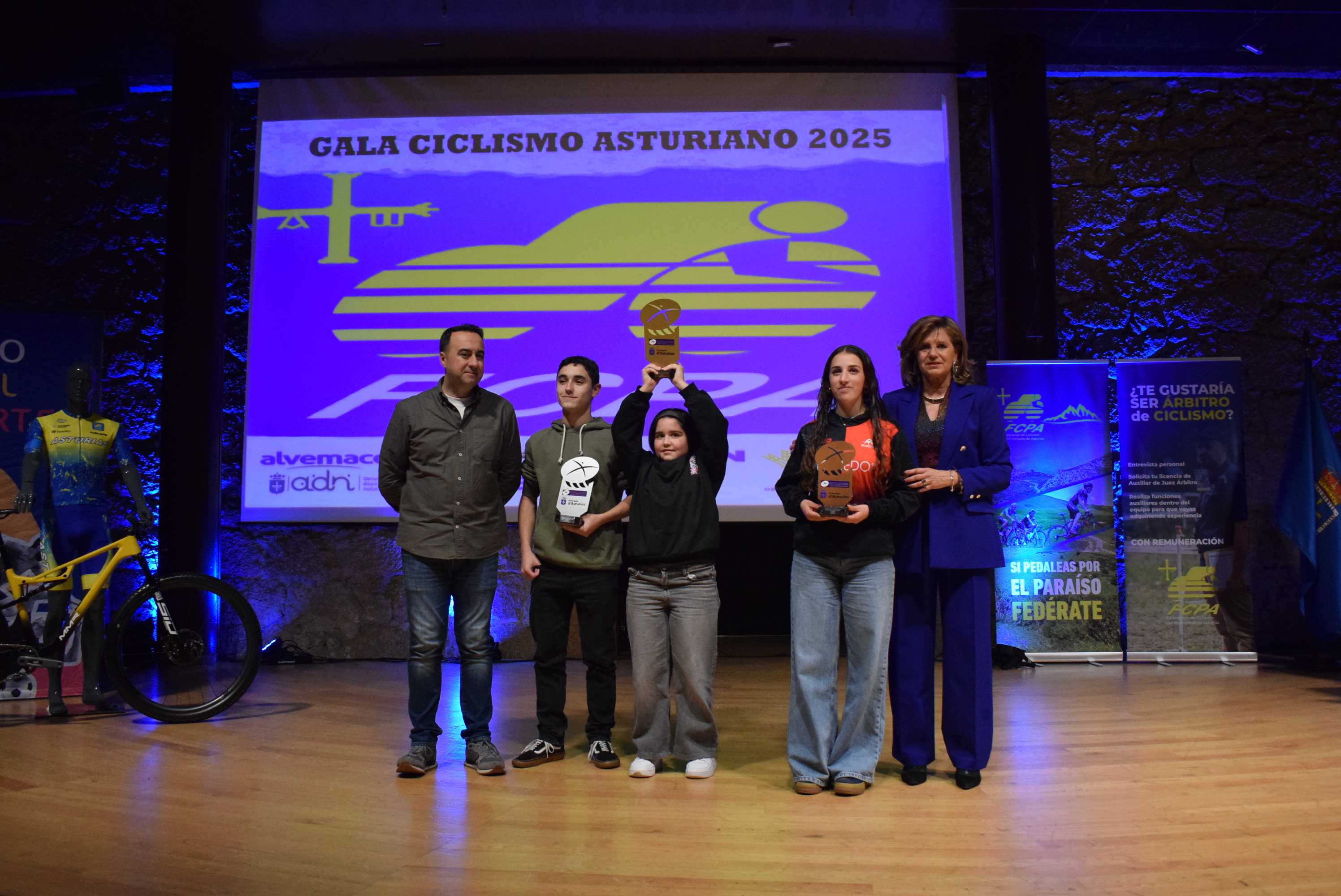 La Gala del Ciclismo Asturiano Premia la Diversidad y el Relevo Generacional en una Noche de Emociones