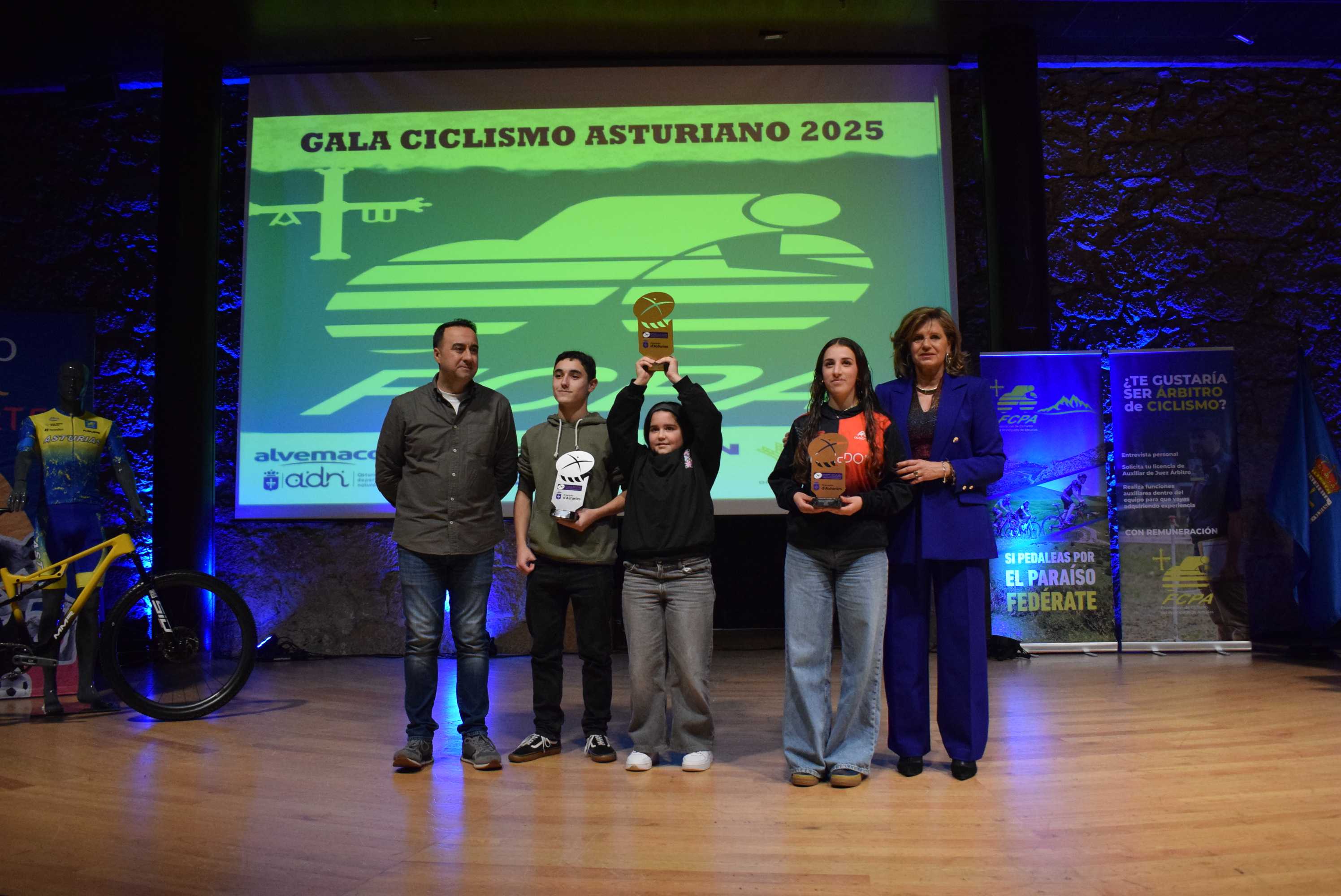 La Gala del Ciclismo Asturiano Premia la Diversidad y el Relevo Generacional en una Noche de Emociones