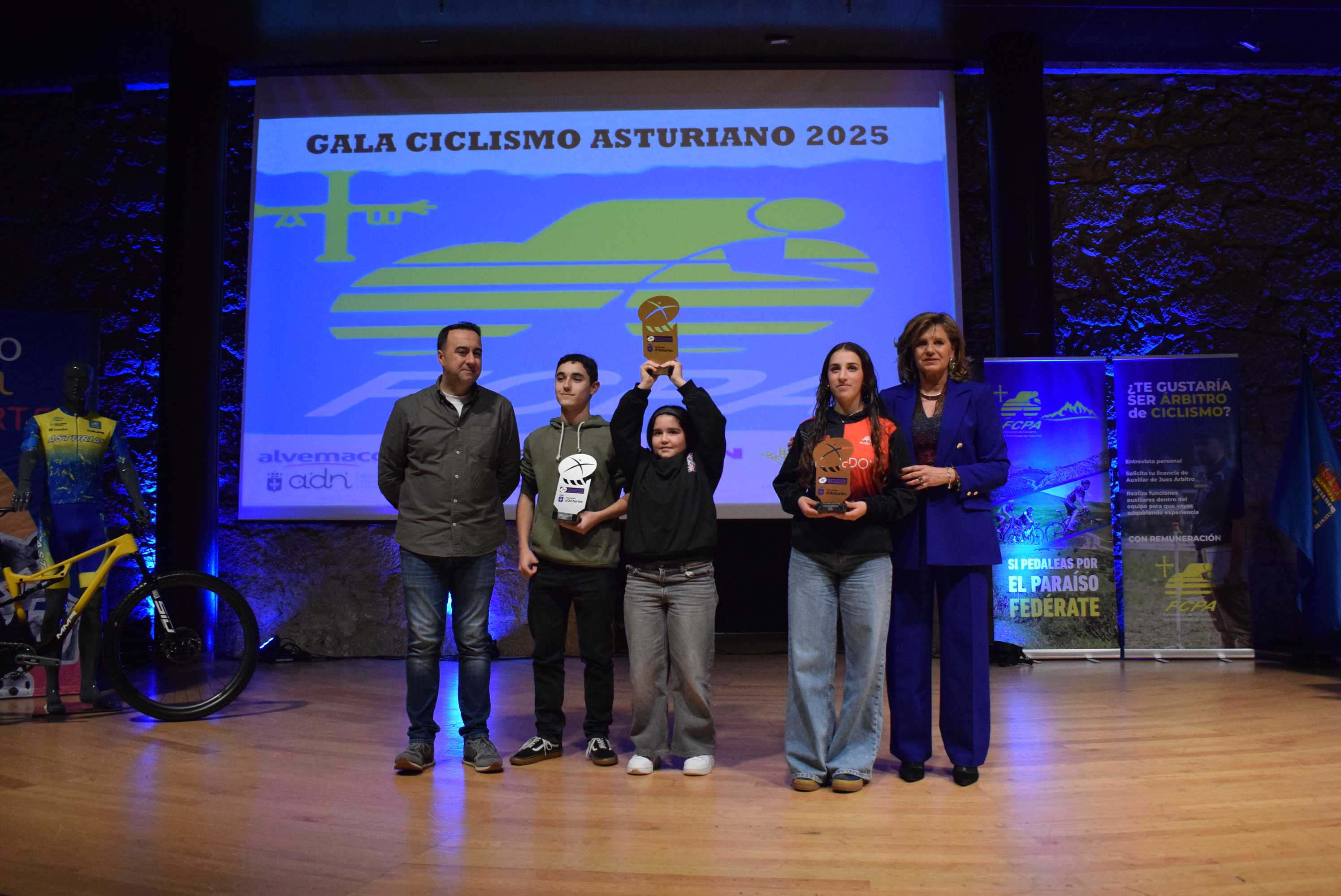 La Gala del Ciclismo Asturiano Premia la Diversidad y el Relevo Generacional en una Noche de Emociones