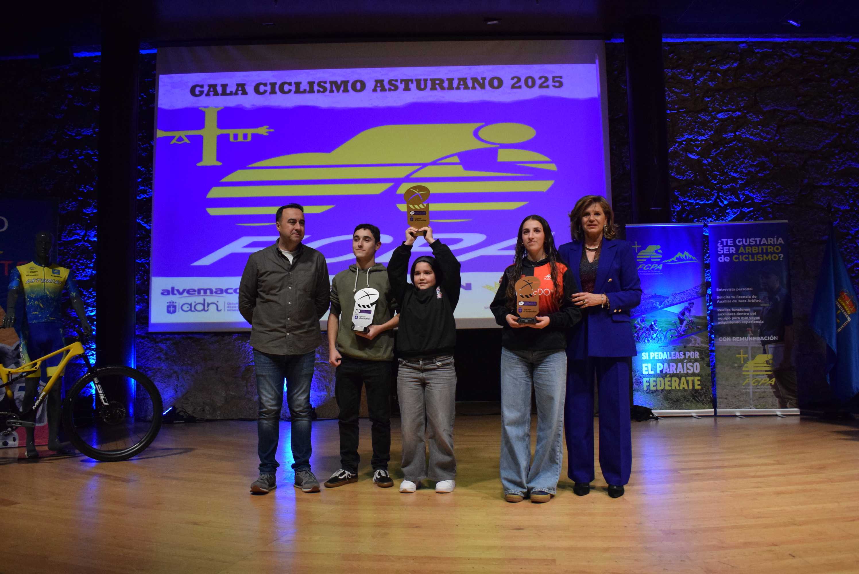 La Gala del Ciclismo Asturiano Premia la Diversidad y el Relevo Generacional en una Noche de Emociones