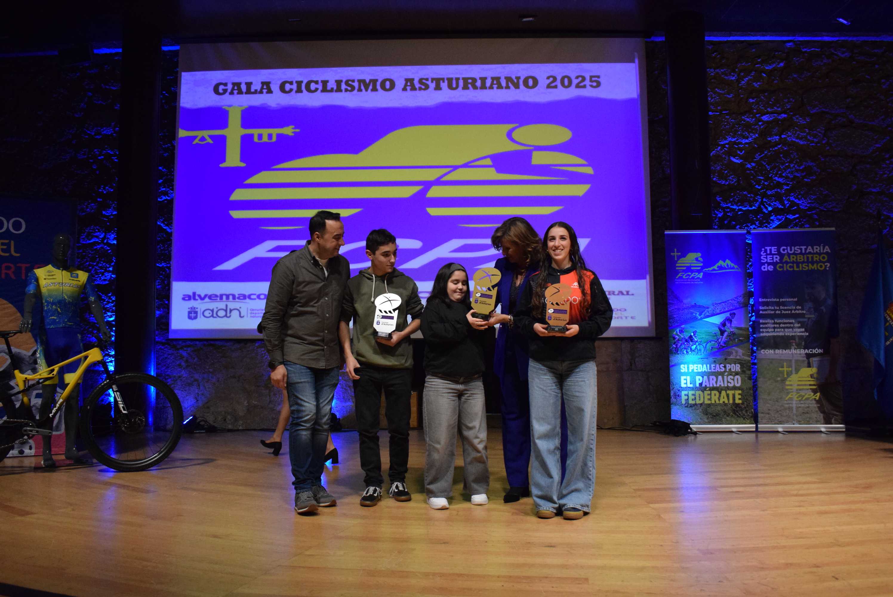 La Gala del Ciclismo Asturiano Premia la Diversidad y el Relevo Generacional en una Noche de Emociones