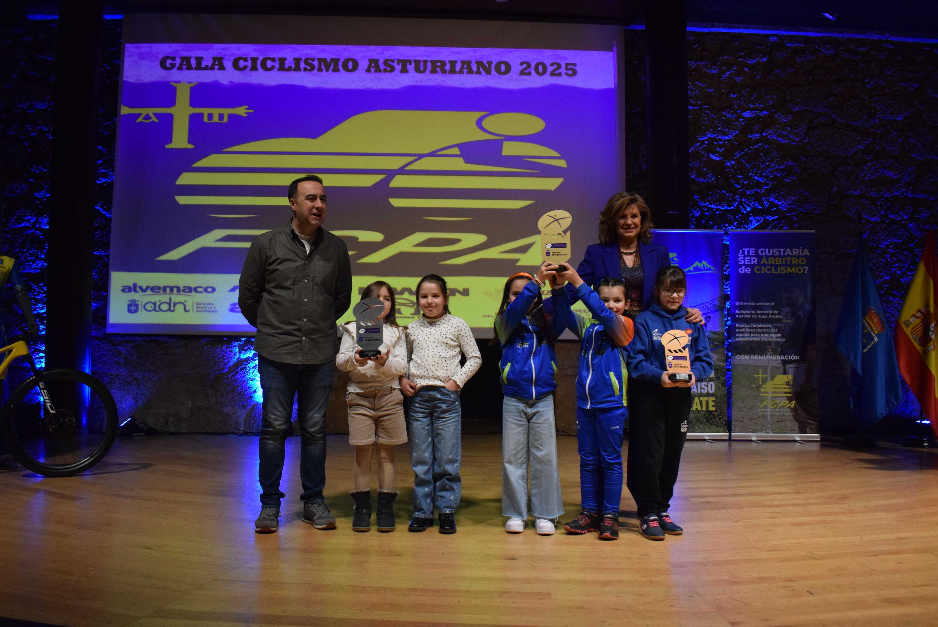 La Gala del Ciclismo Asturiano Premia la Diversidad y el Relevo Generacional en una Noche de Emociones