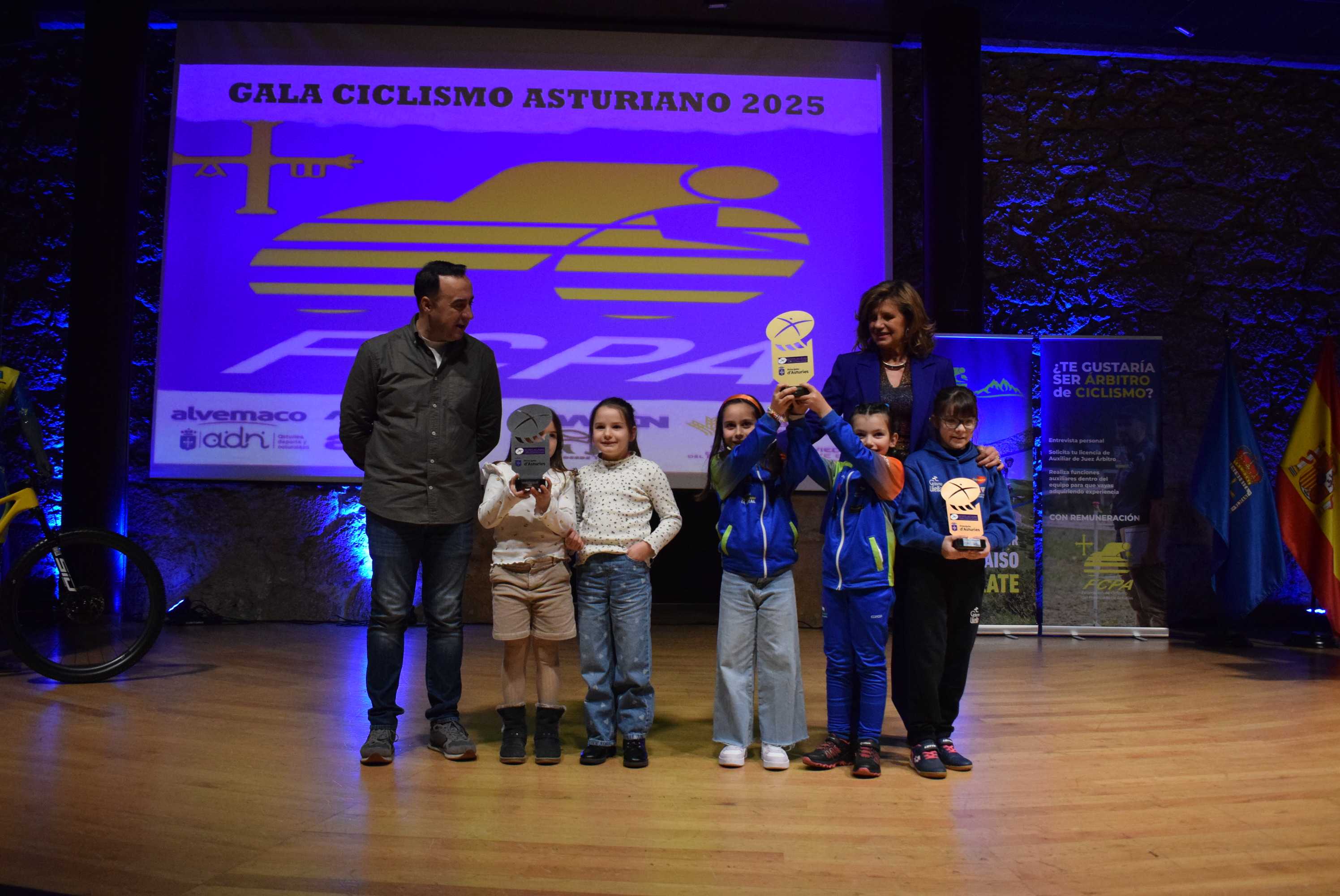 La Gala del Ciclismo Asturiano Premia la Diversidad y el Relevo Generacional en una Noche de Emociones