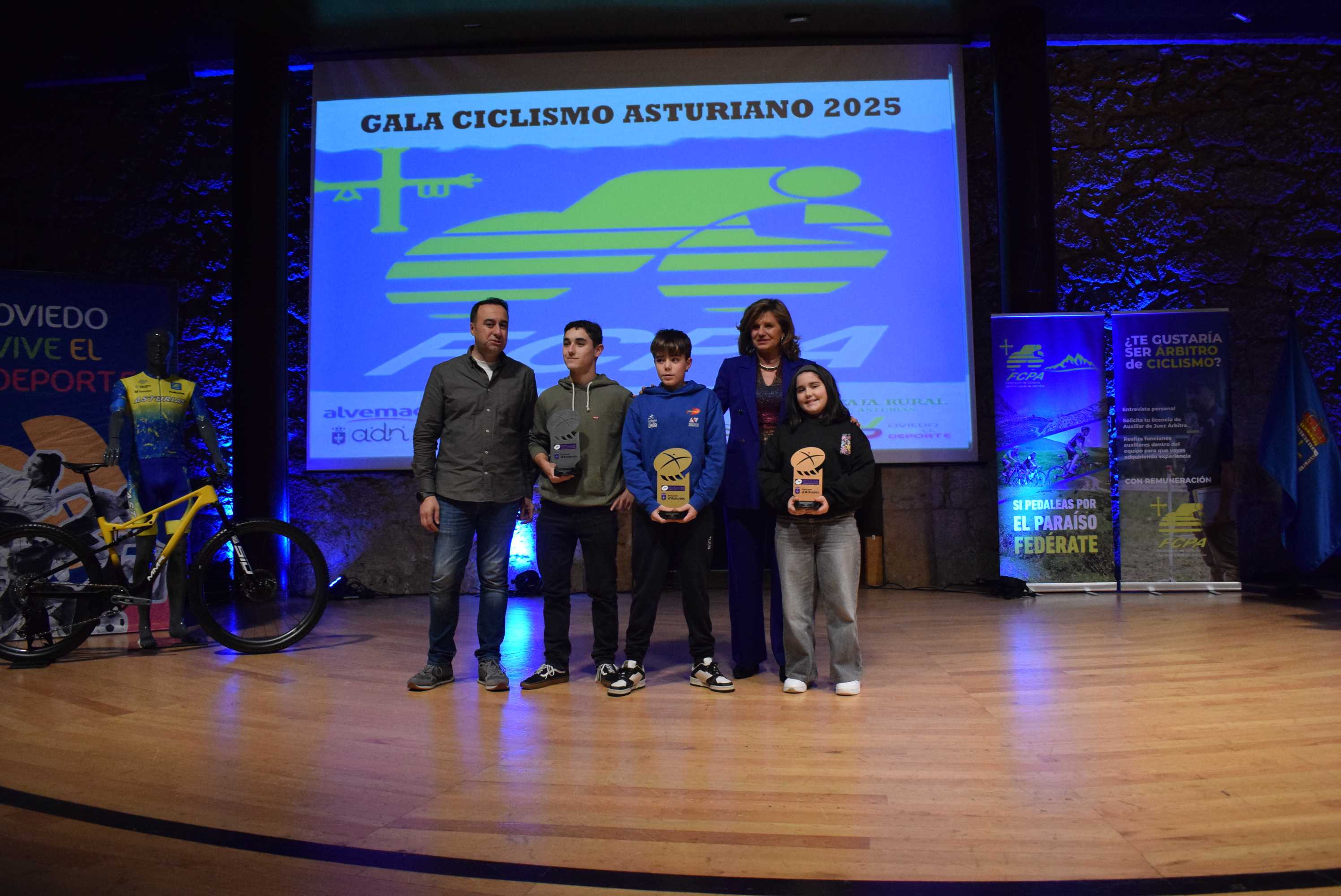 La Gala del Ciclismo Asturiano Premia la Diversidad y el Relevo Generacional en una Noche de Emociones