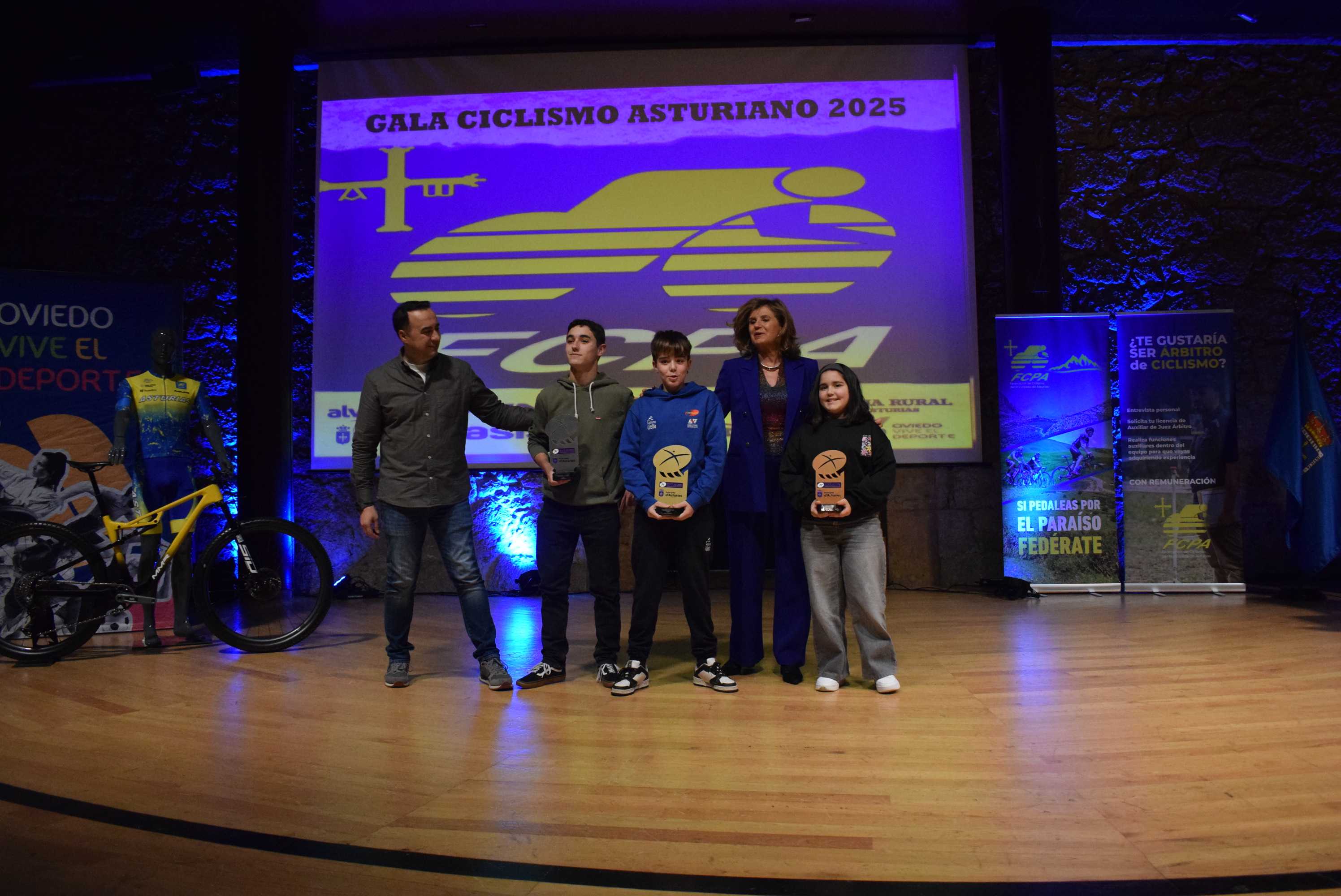 La Gala del Ciclismo Asturiano Premia la Diversidad y el Relevo Generacional en una Noche de Emociones
