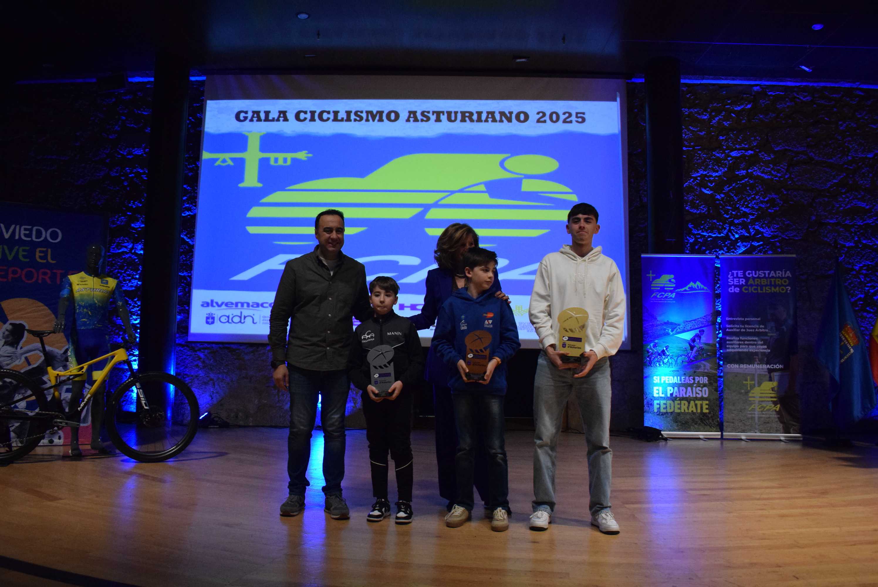 La Gala del Ciclismo Asturiano Premia la Diversidad y el Relevo Generacional en una Noche de Emociones