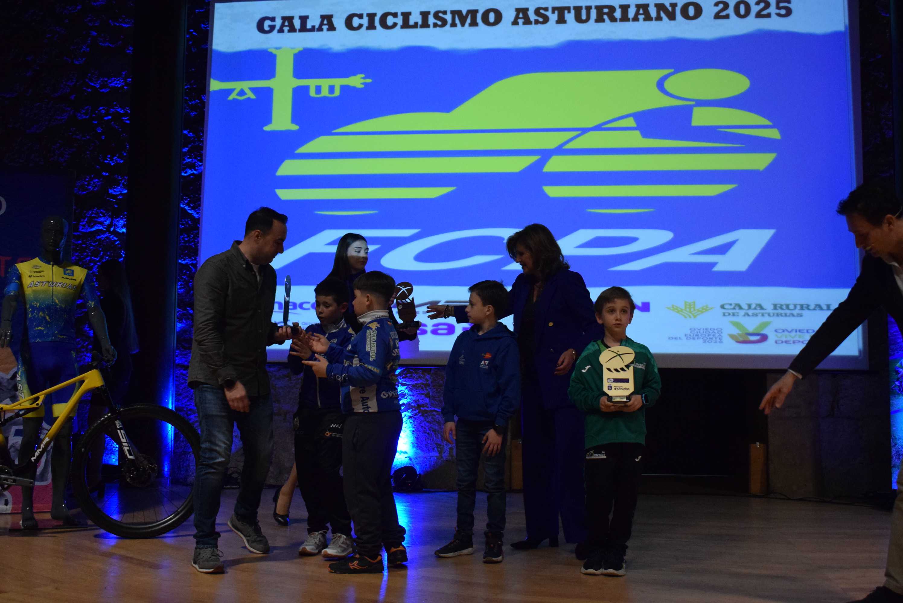 La Gala del Ciclismo Asturiano Premia la Diversidad y el Relevo Generacional en una Noche de Emociones