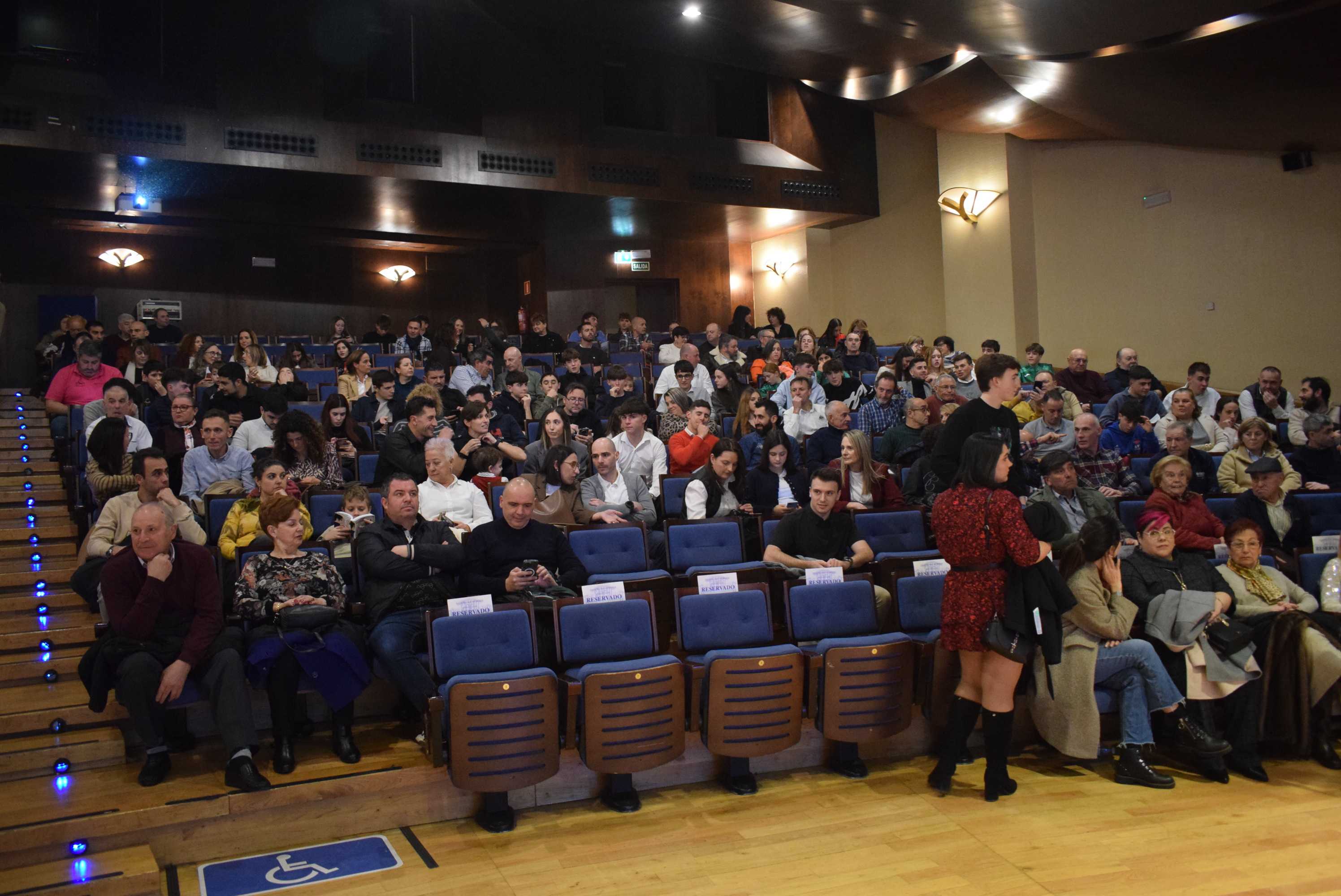 La Gala del Ciclismo Asturiano Premia la Diversidad y el Relevo Generacional en una Noche de Emociones