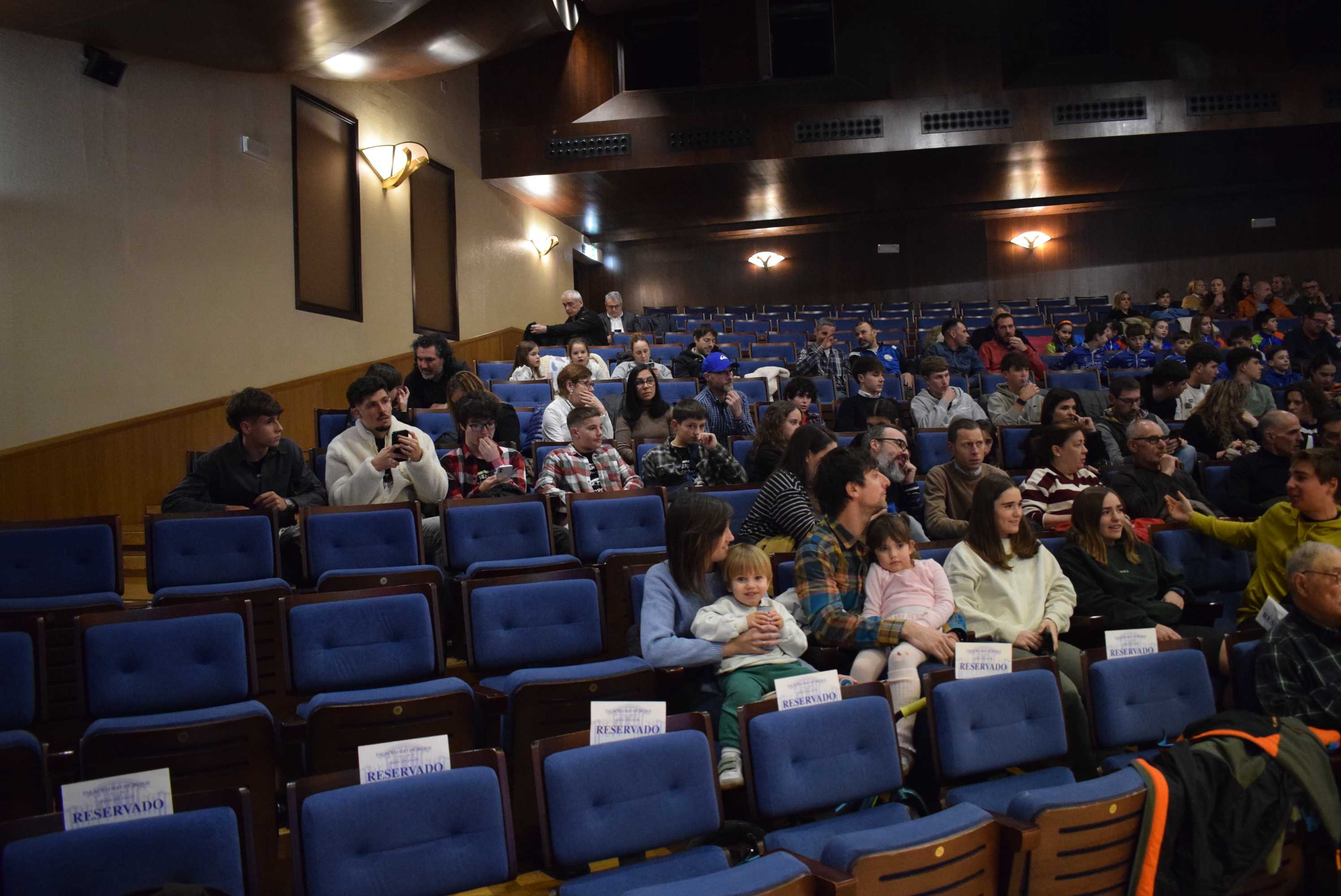 La Gala del Ciclismo Asturiano Premia la Diversidad y el Relevo Generacional en una Noche de Emociones