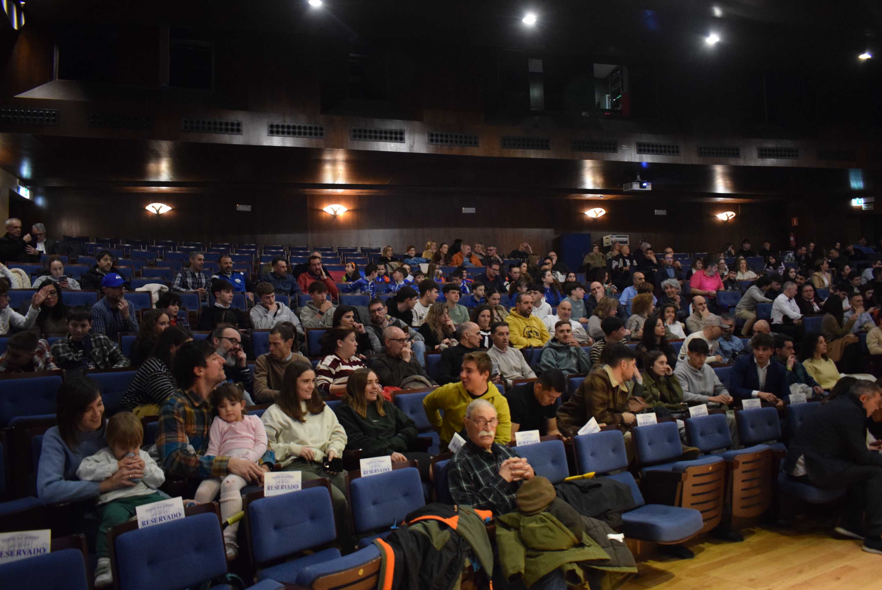 La Gala del Ciclismo Asturiano Premia la Diversidad y el Relevo Generacional en una Noche de Emociones
