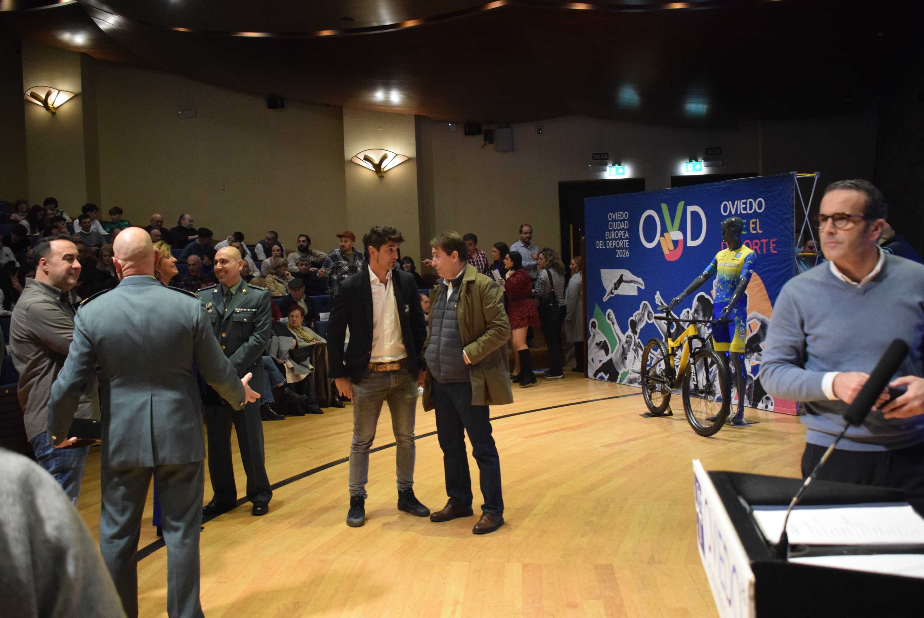 La Gala del Ciclismo Asturiano Premia la Diversidad y el Relevo Generacional en una Noche de Emociones
