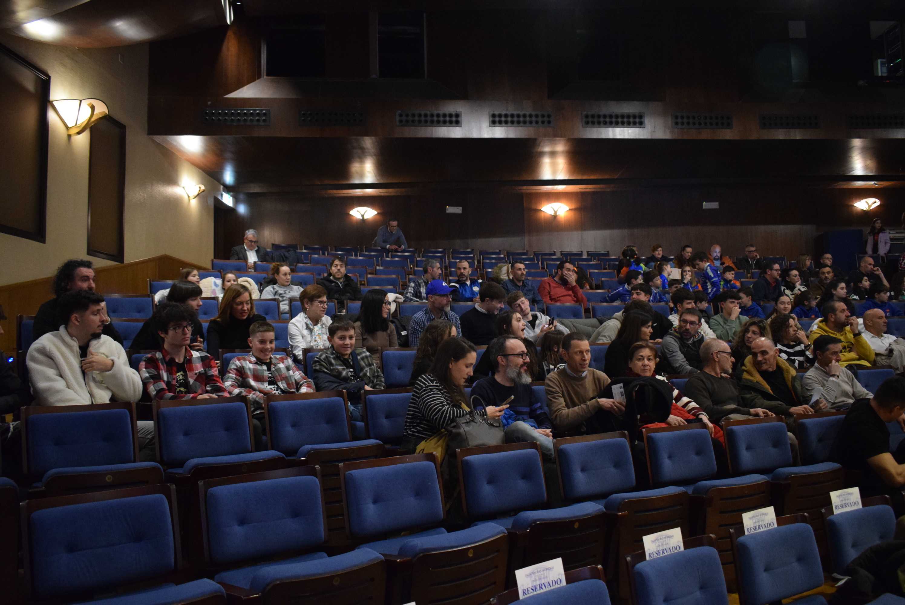 La Gala del Ciclismo Asturiano Premia la Diversidad y el Relevo Generacional en una Noche de Emociones