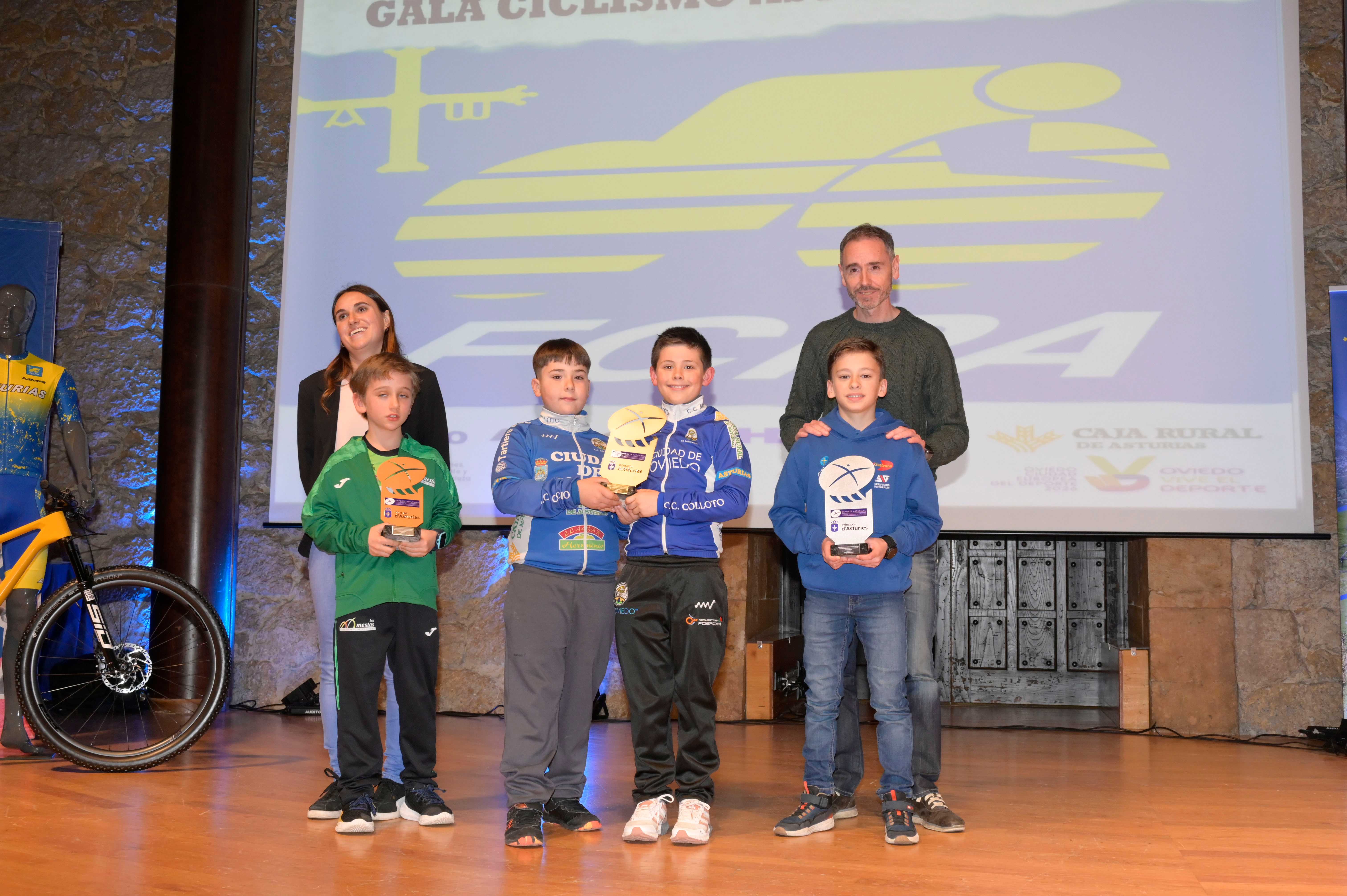 La Gala del Ciclismo Asturiano Premia la Diversidad y el Relevo Generacional en una Noche de Emociones