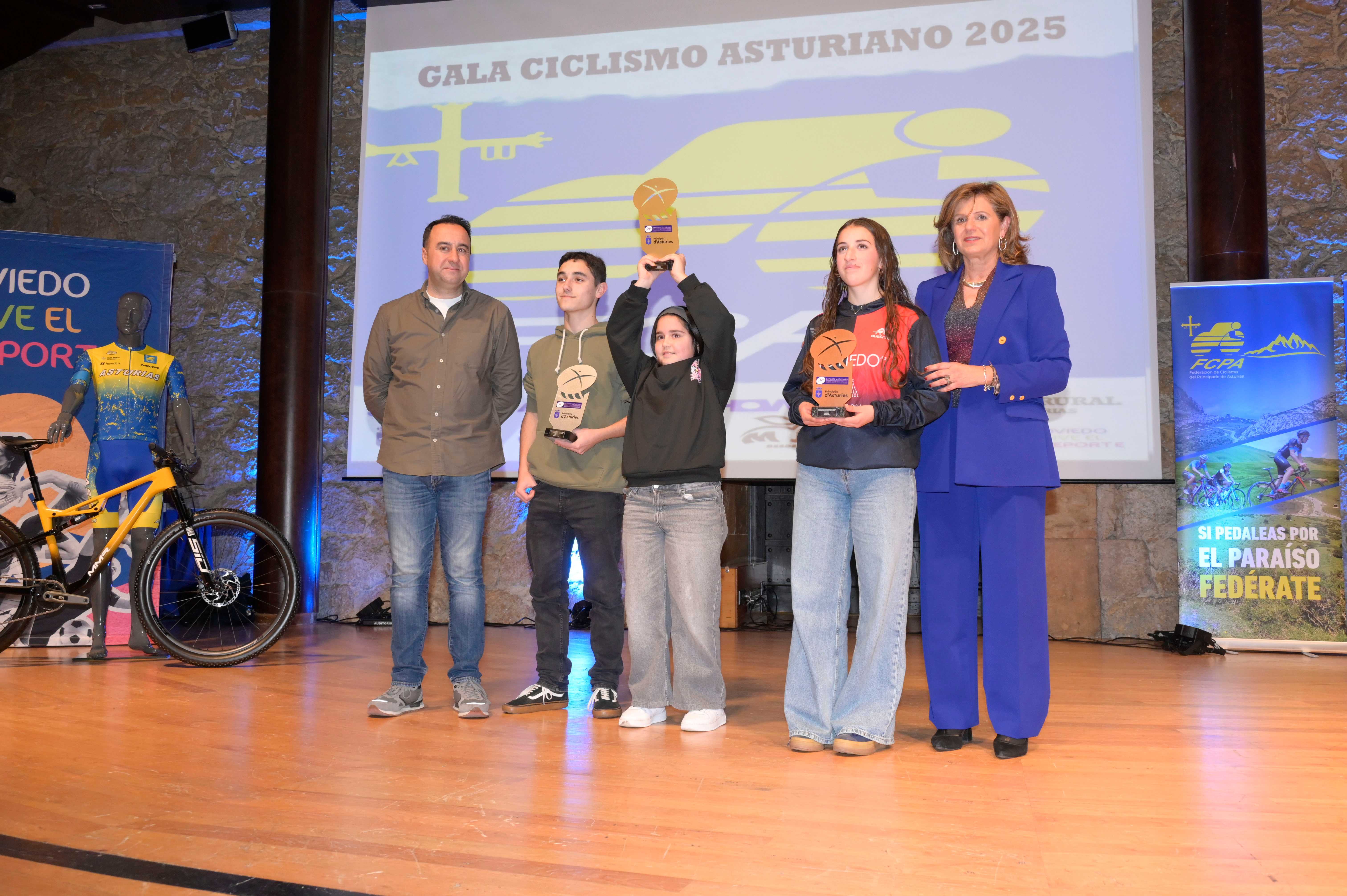 La Gala del Ciclismo Asturiano Premia la Diversidad y el Relevo Generacional en una Noche de Emociones