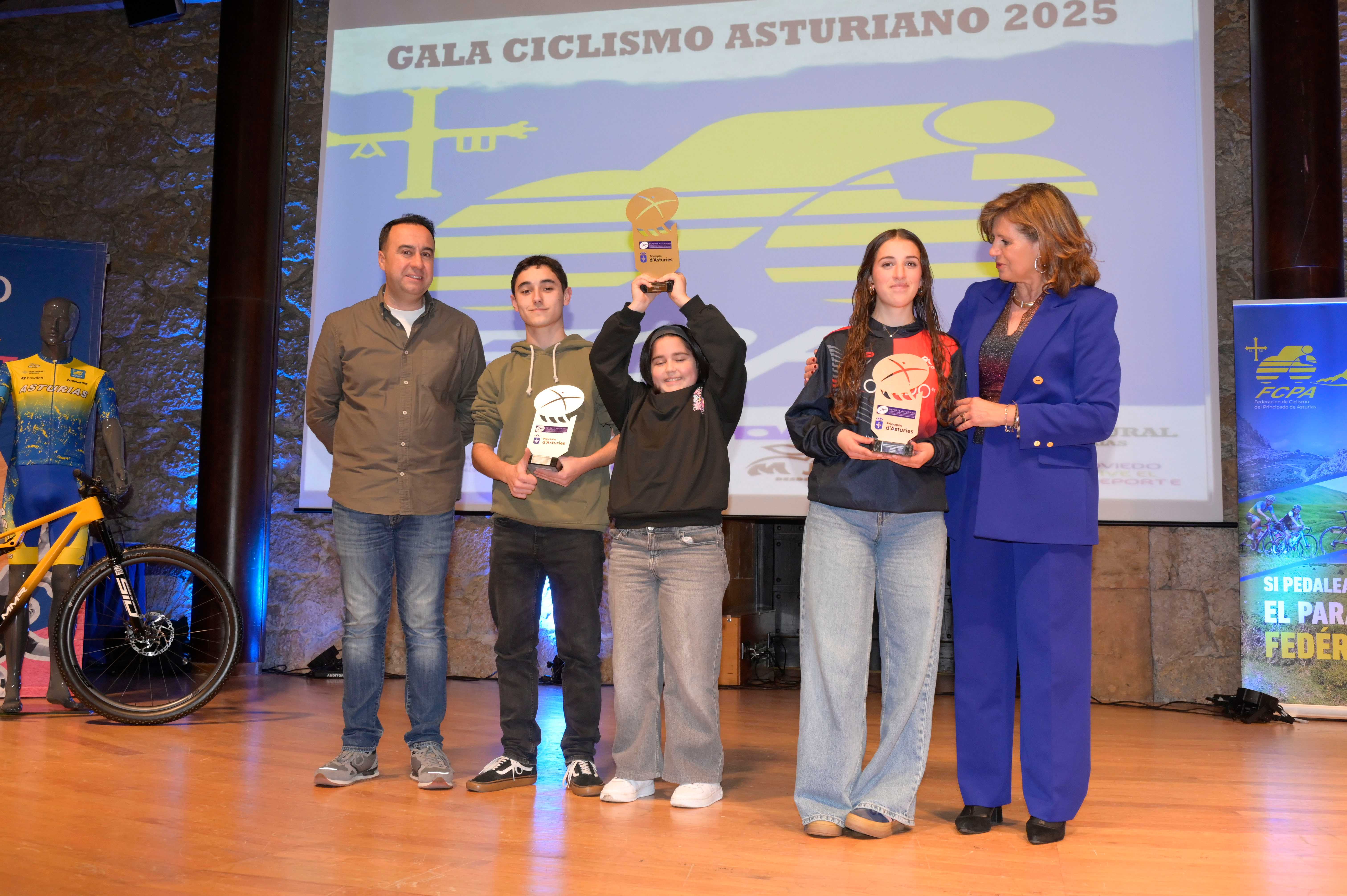 La Gala del Ciclismo Asturiano Premia la Diversidad y el Relevo Generacional en una Noche de Emociones