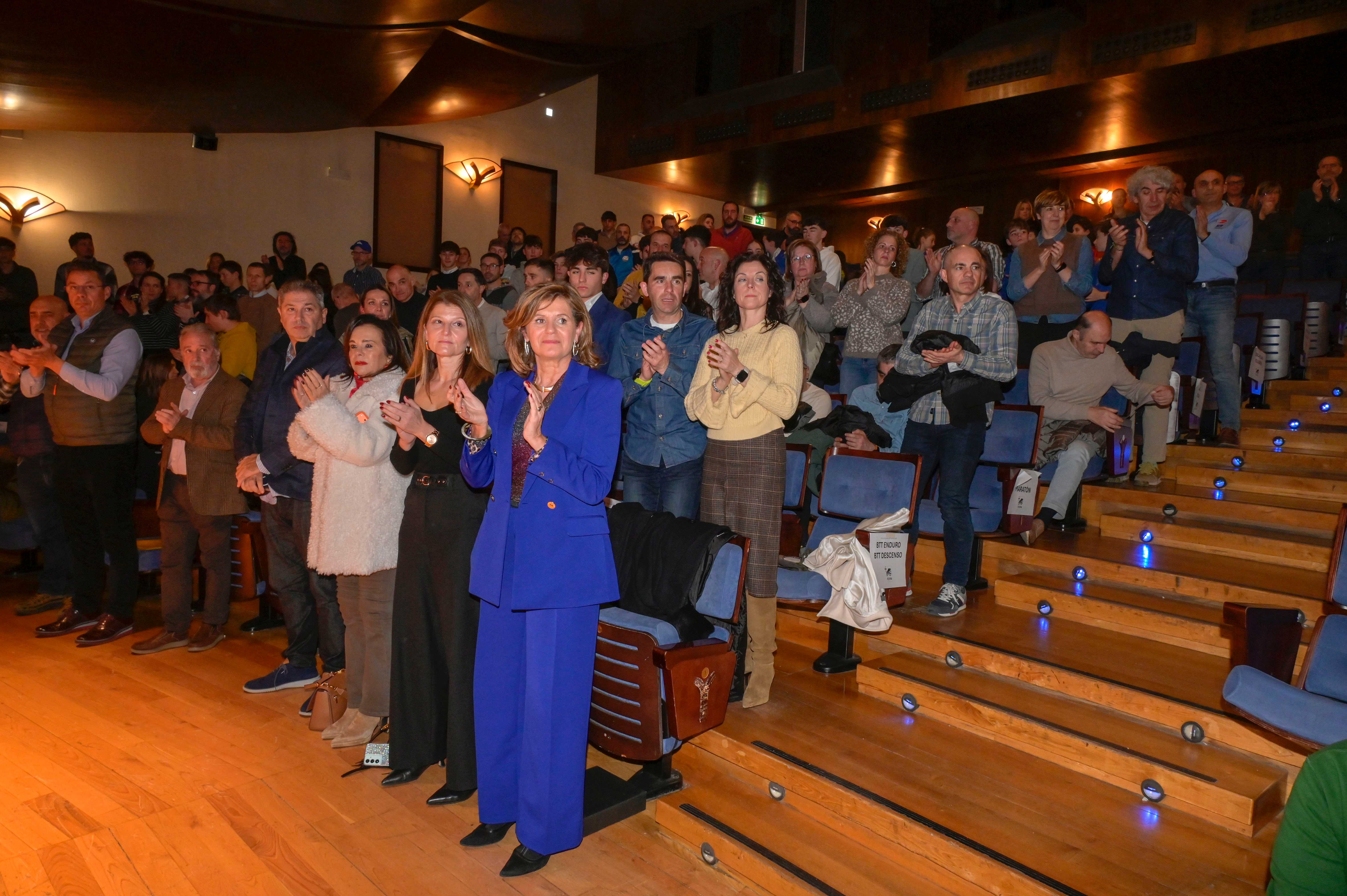 La Gala del Ciclismo Asturiano Premia la Diversidad y el Relevo Generacional en una Noche de Emociones
