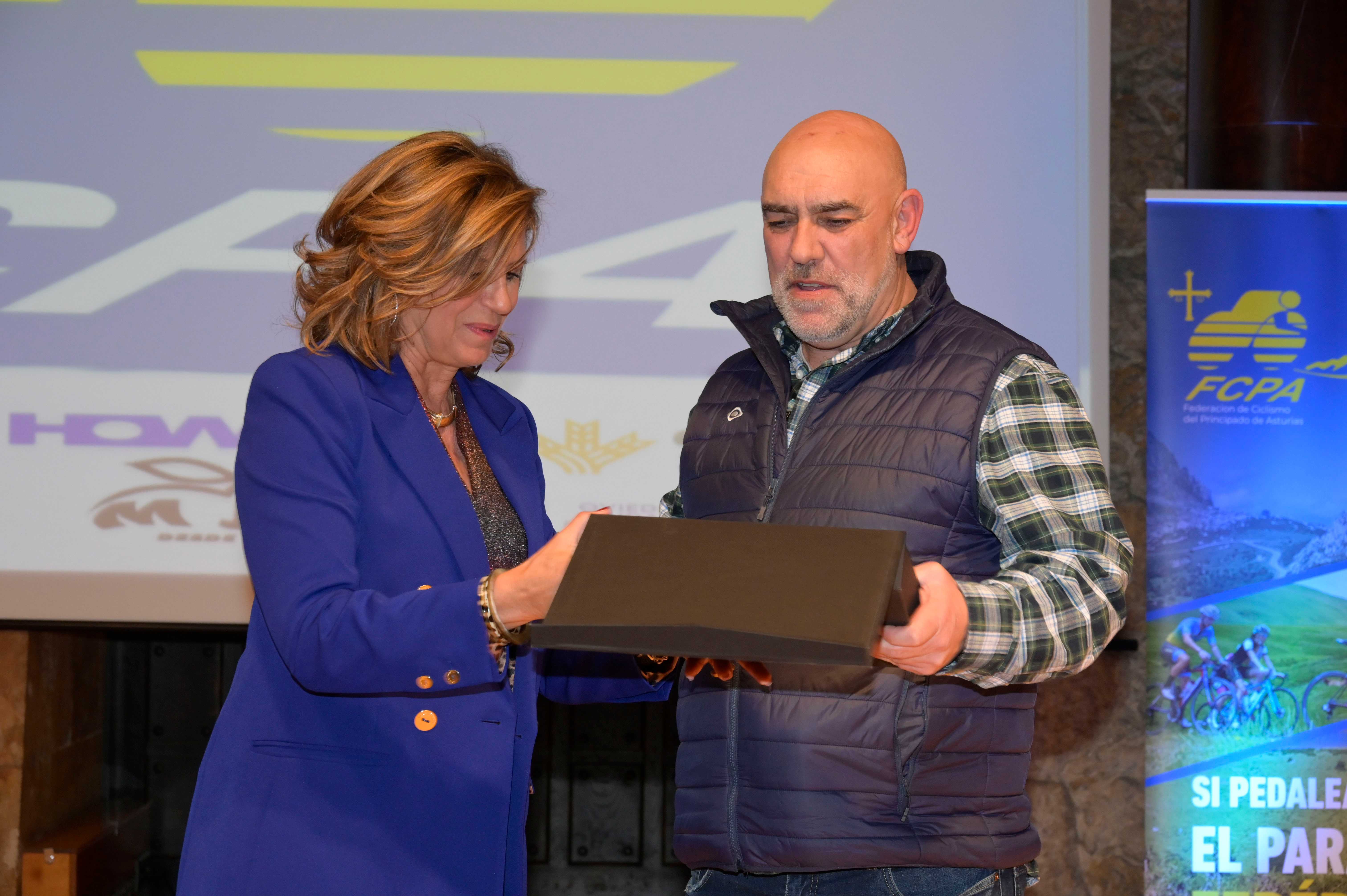 La Gala del Ciclismo Asturiano Premia la Diversidad y el Relevo Generacional en una Noche de Emociones