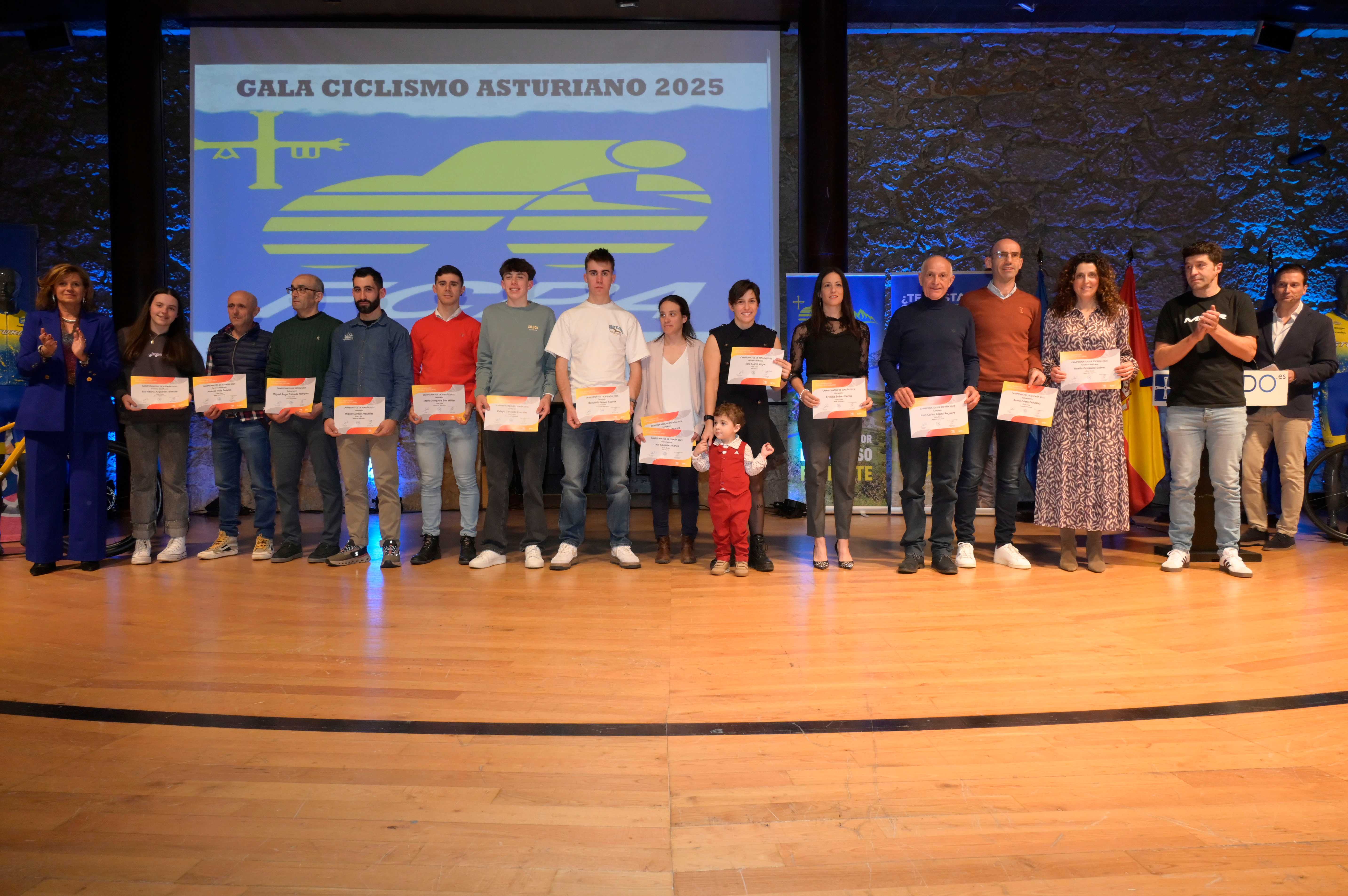 La Gala del Ciclismo Asturiano Premia la Diversidad y el Relevo Generacional en una Noche de Emociones