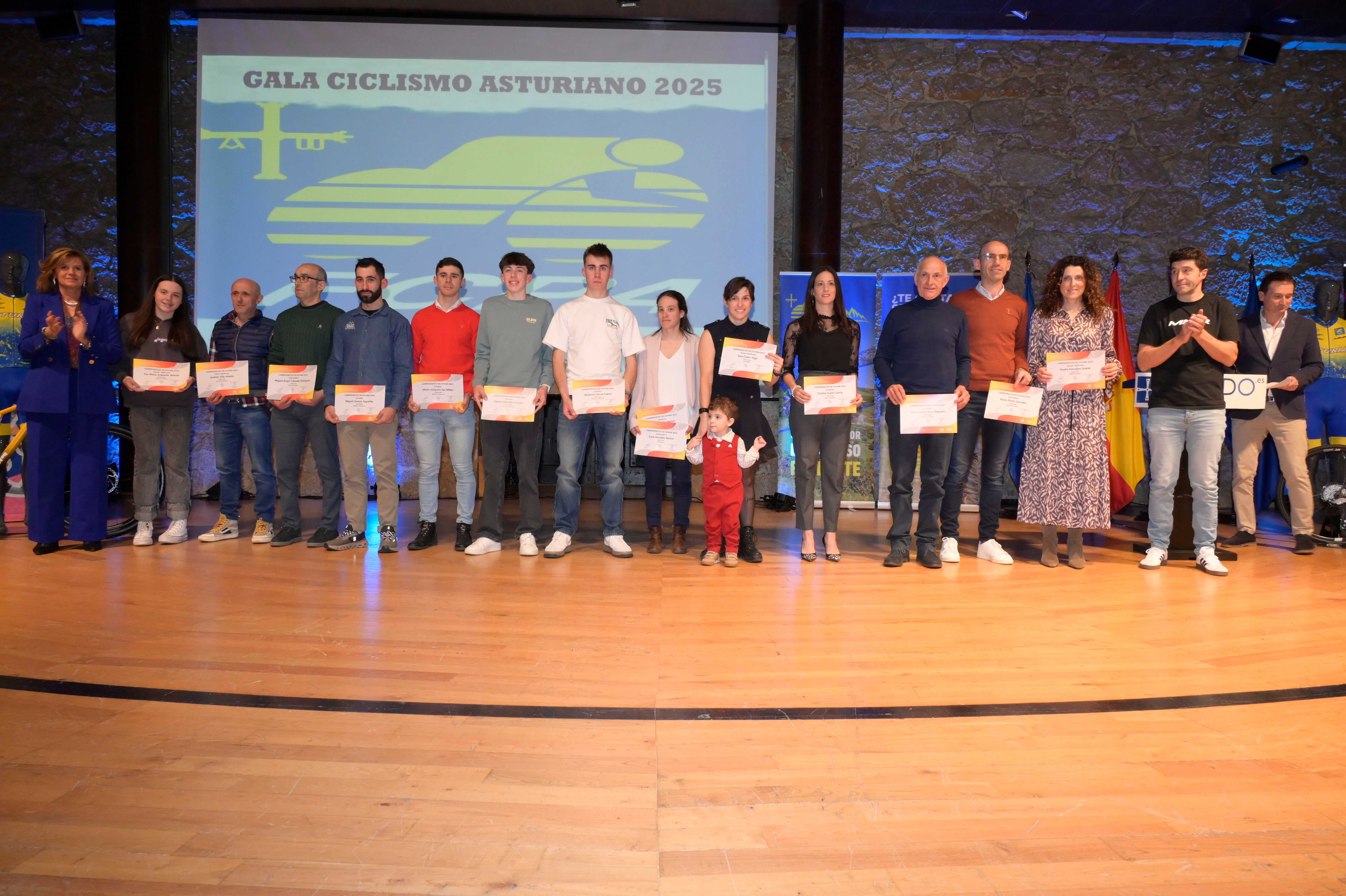 La Gala del Ciclismo Asturiano Premia la Diversidad y el Relevo Generacional en una Noche de Emociones