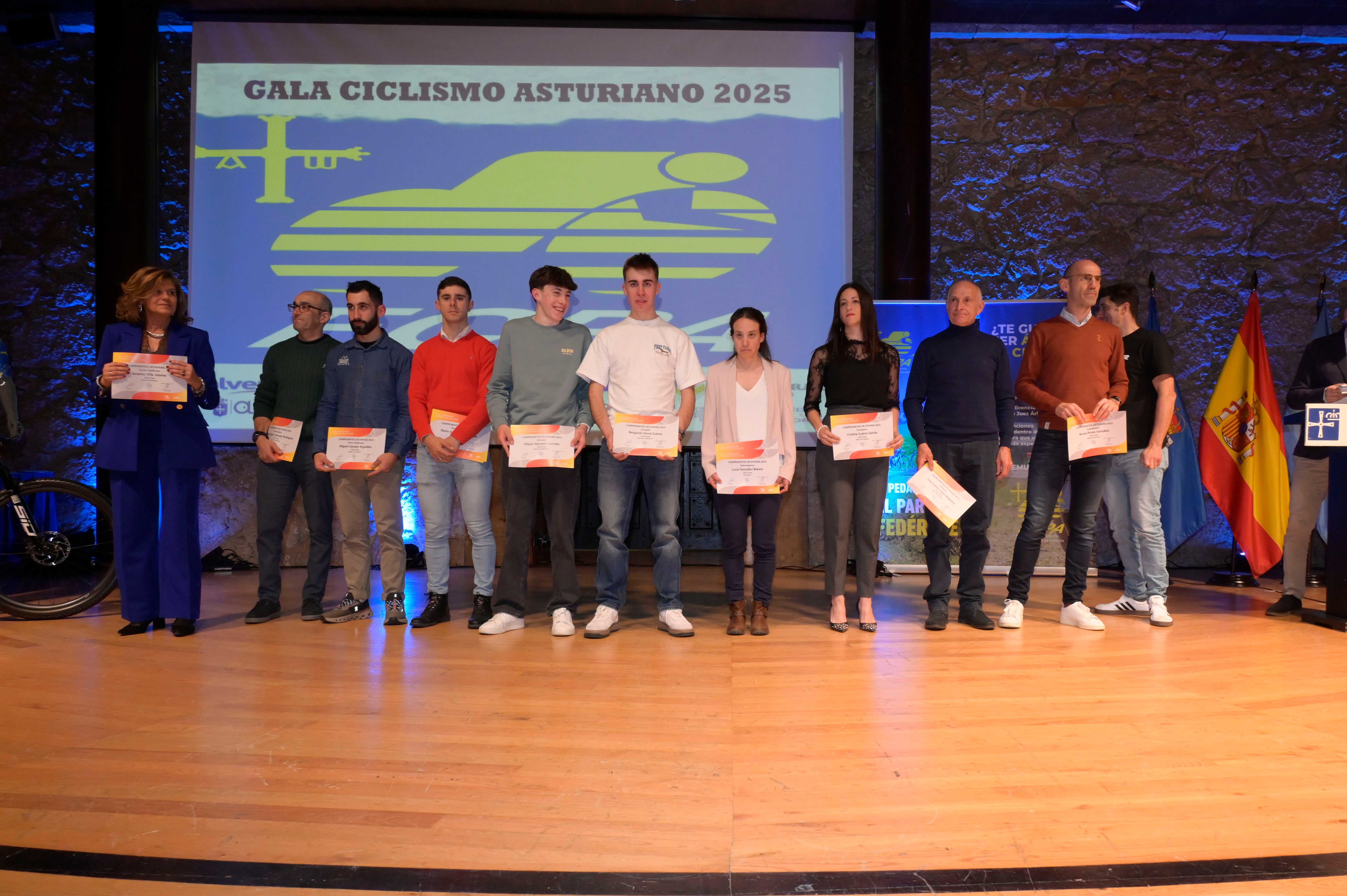 La Gala del Ciclismo Asturiano Premia la Diversidad y el Relevo Generacional en una Noche de Emociones