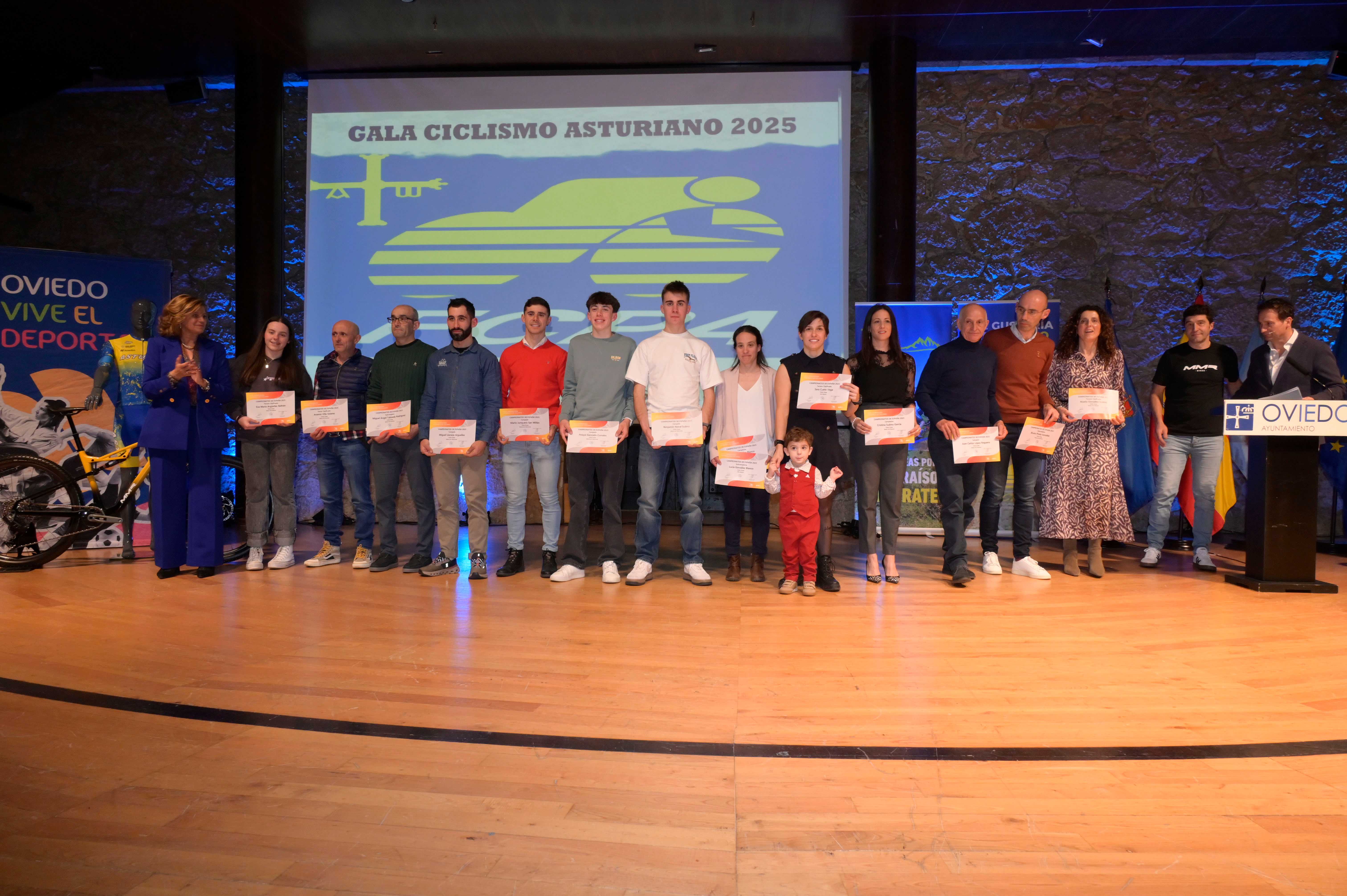 La Gala del Ciclismo Asturiano Premia la Diversidad y el Relevo Generacional en una Noche de Emociones