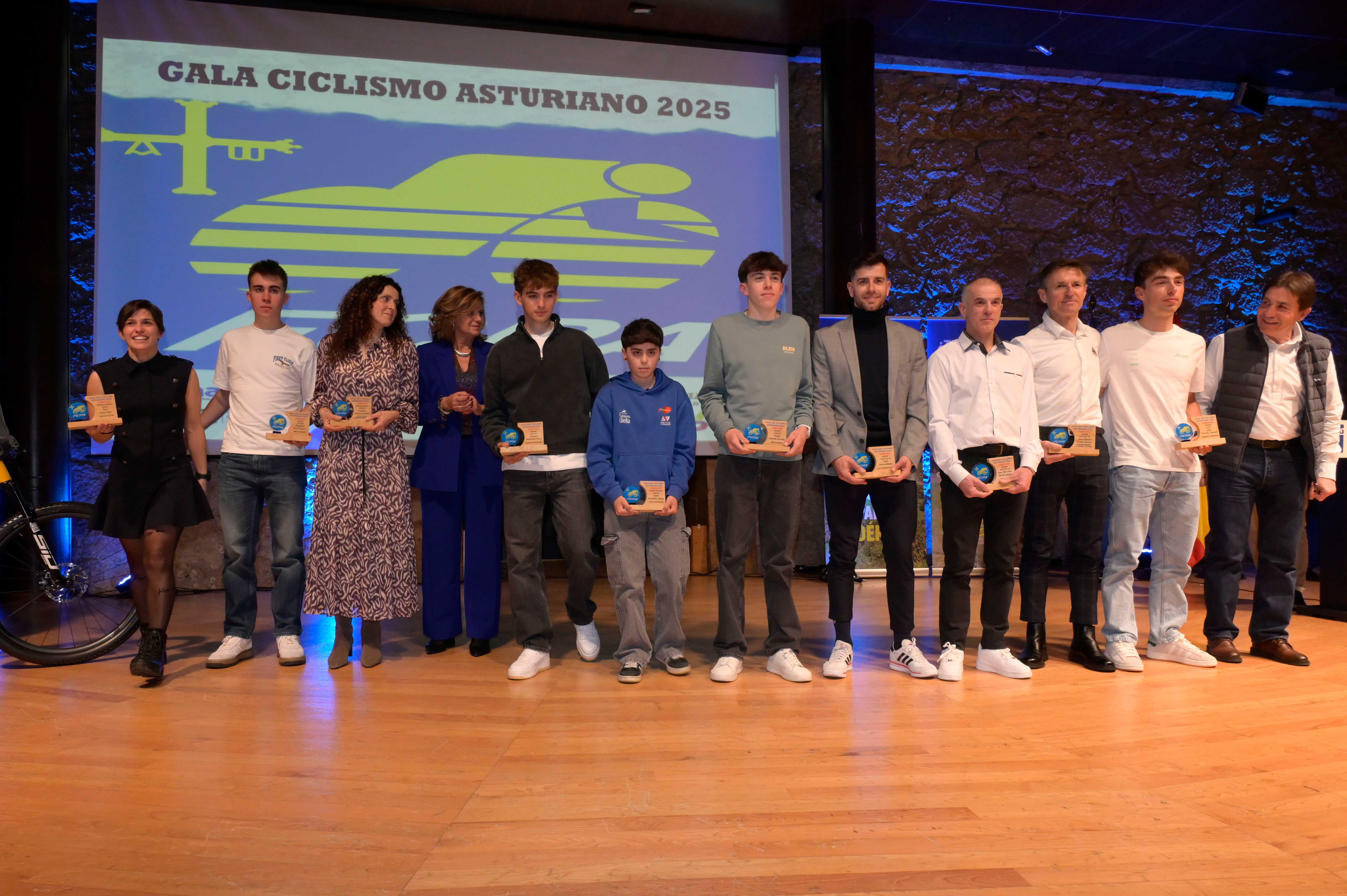 La Gala del Ciclismo Asturiano Premia la Diversidad y el Relevo Generacional en una Noche de Emociones