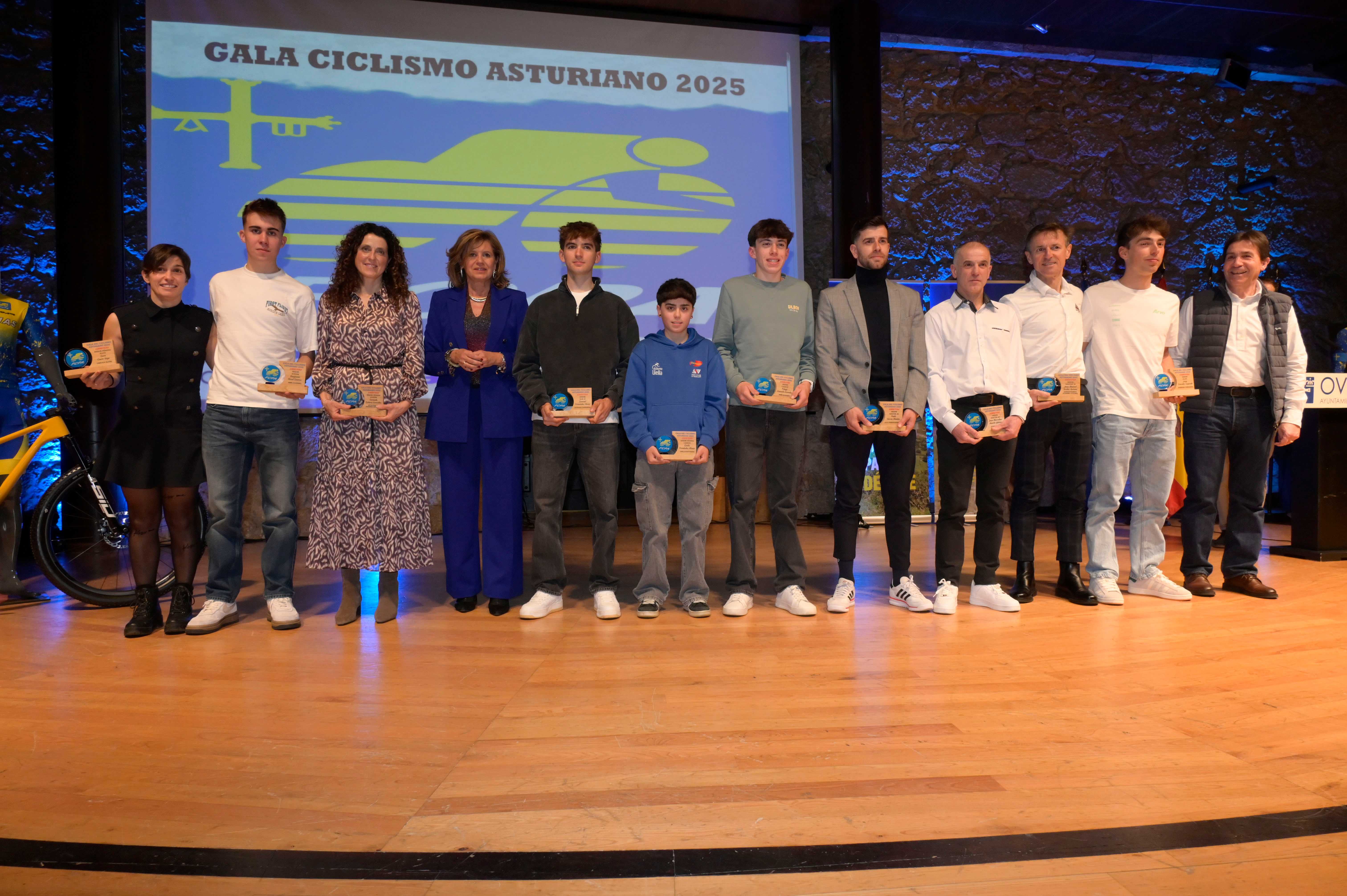 La Gala del Ciclismo Asturiano Premia la Diversidad y el Relevo Generacional en una Noche de Emociones