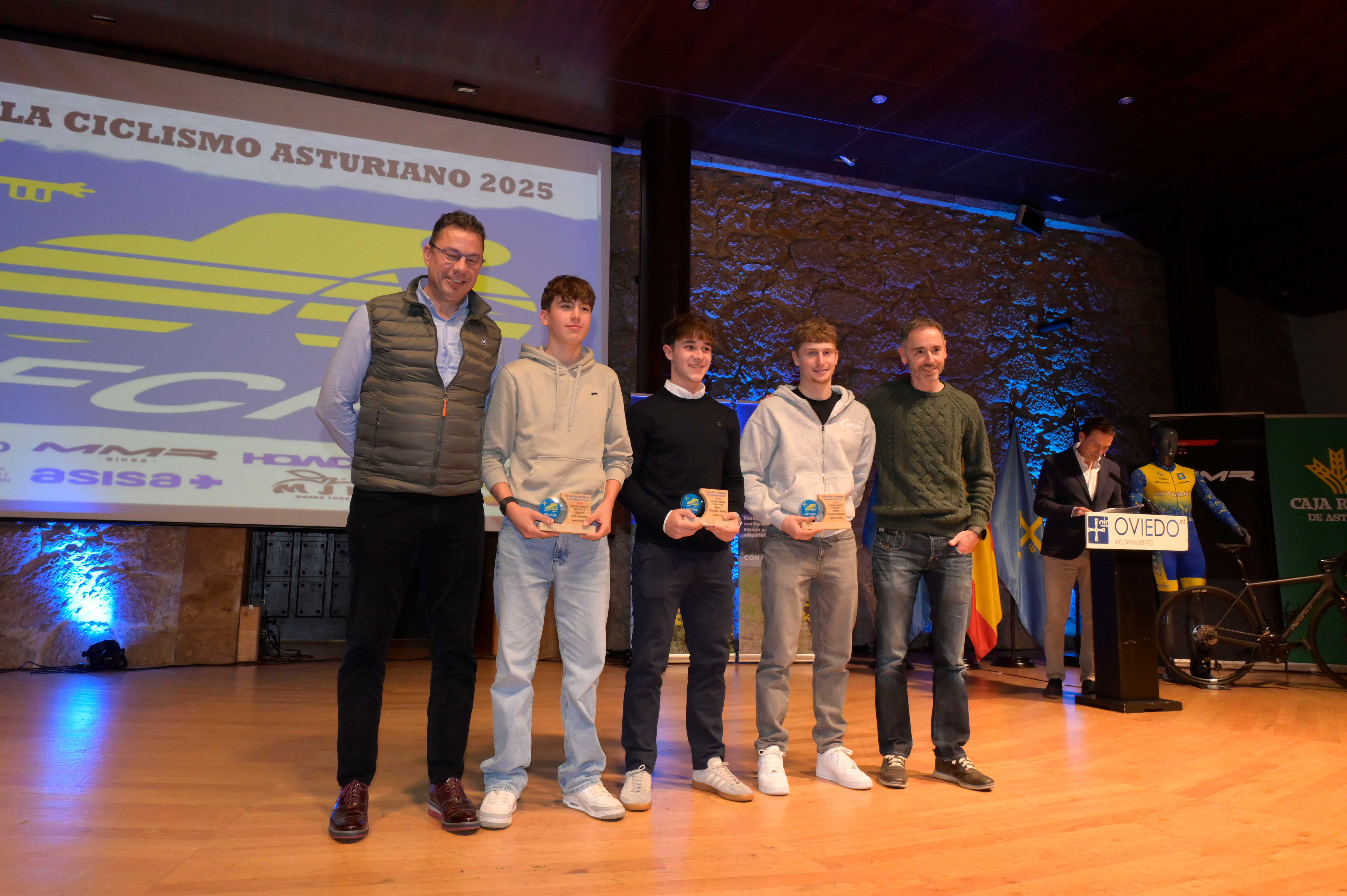 La Gala del Ciclismo Asturiano Premia la Diversidad y el Relevo Generacional en una Noche de Emociones