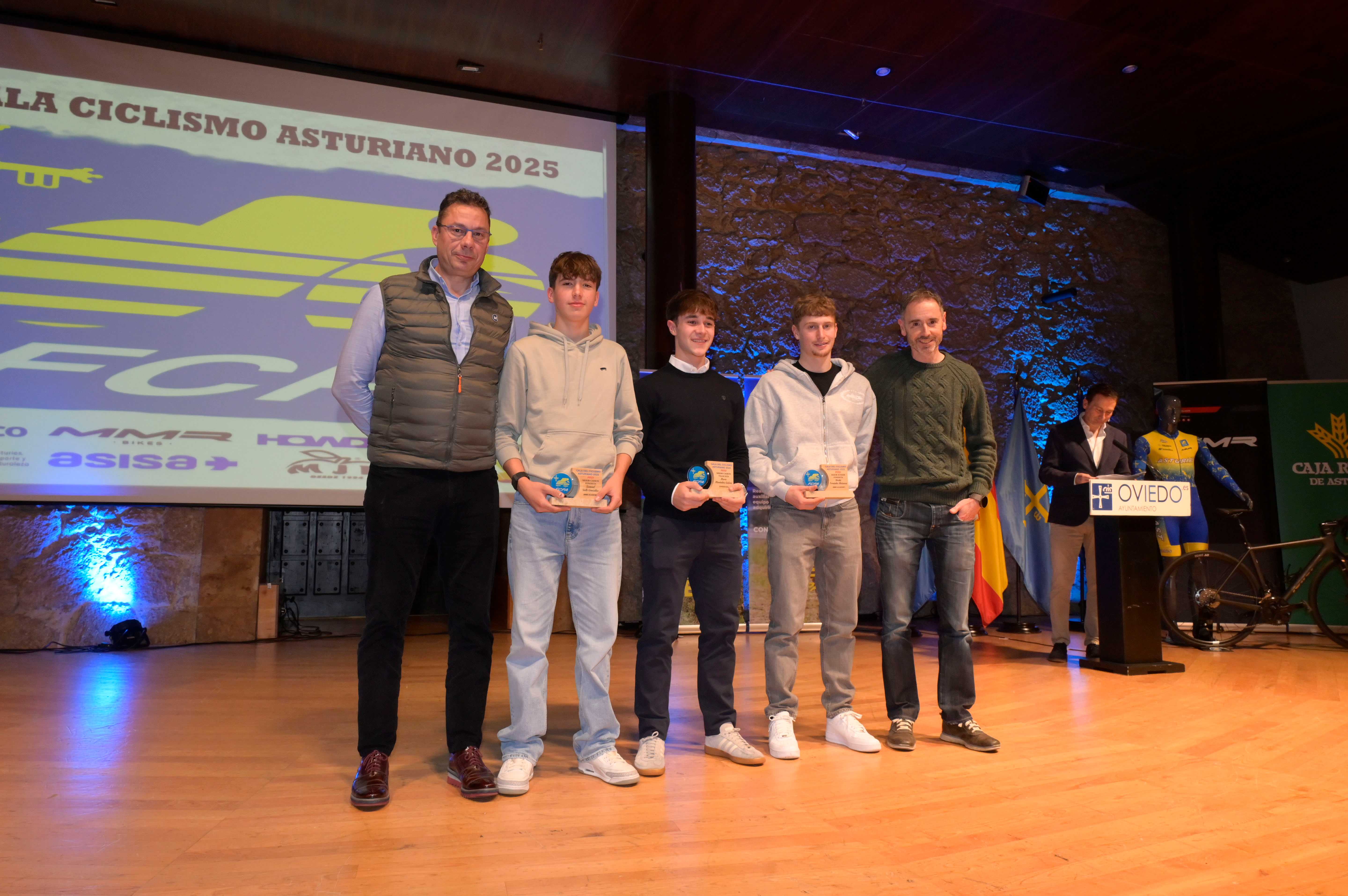 La Gala del Ciclismo Asturiano Premia la Diversidad y el Relevo Generacional en una Noche de Emociones