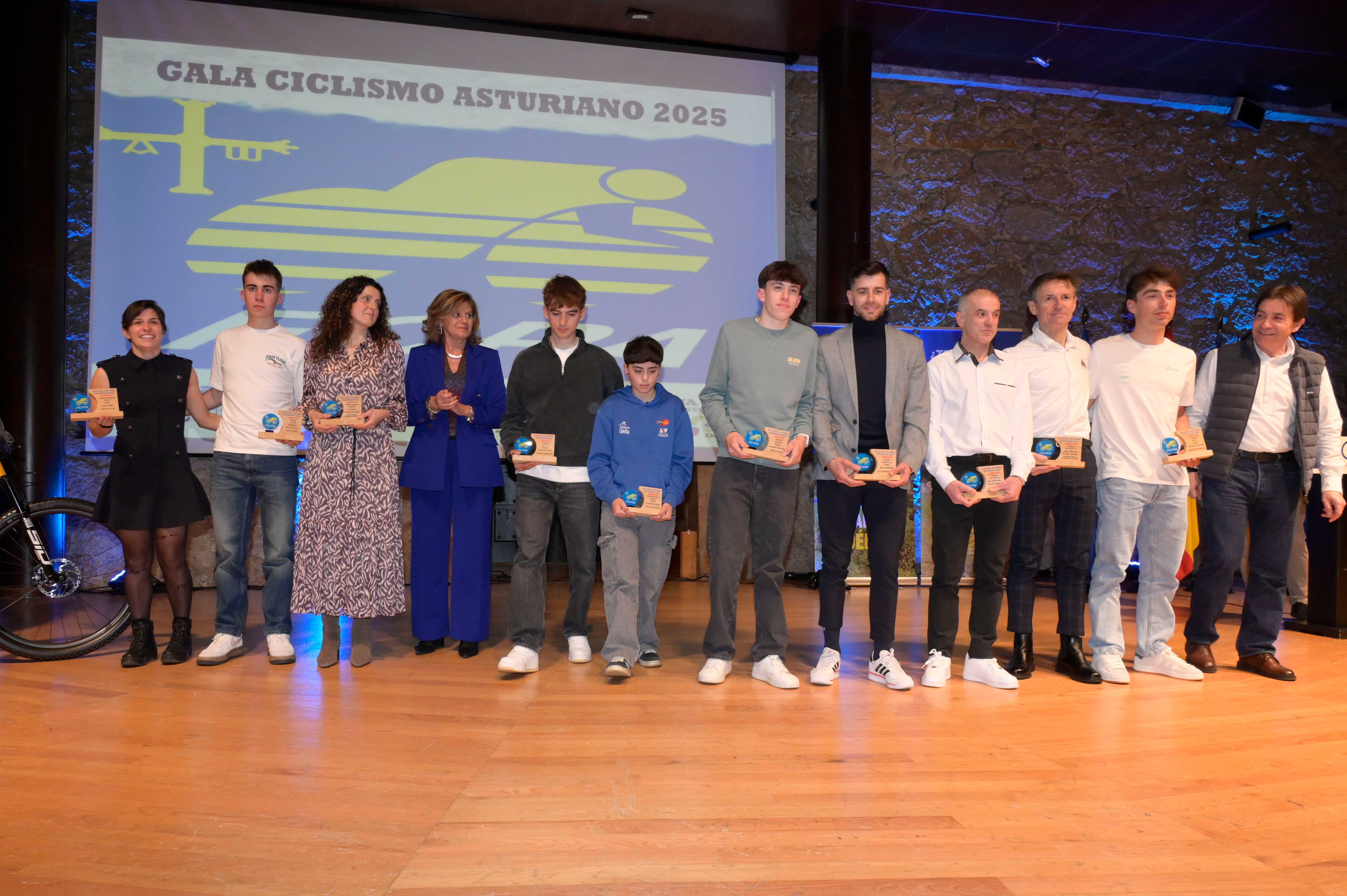 La Gala del Ciclismo Asturiano Premia la Diversidad y el Relevo Generacional en una Noche de Emociones