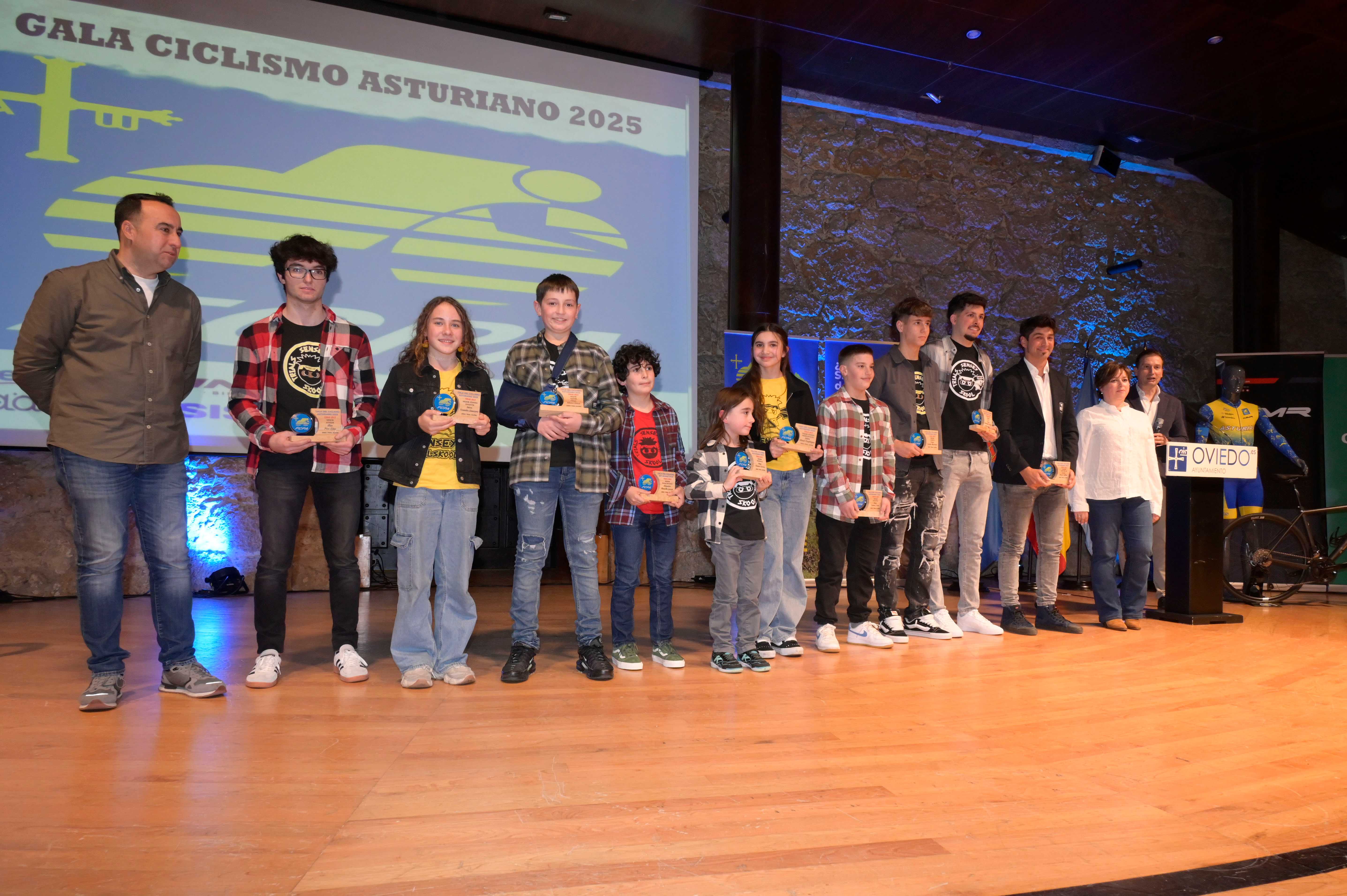 La Gala del Ciclismo Asturiano Premia la Diversidad y el Relevo Generacional en una Noche de Emociones
